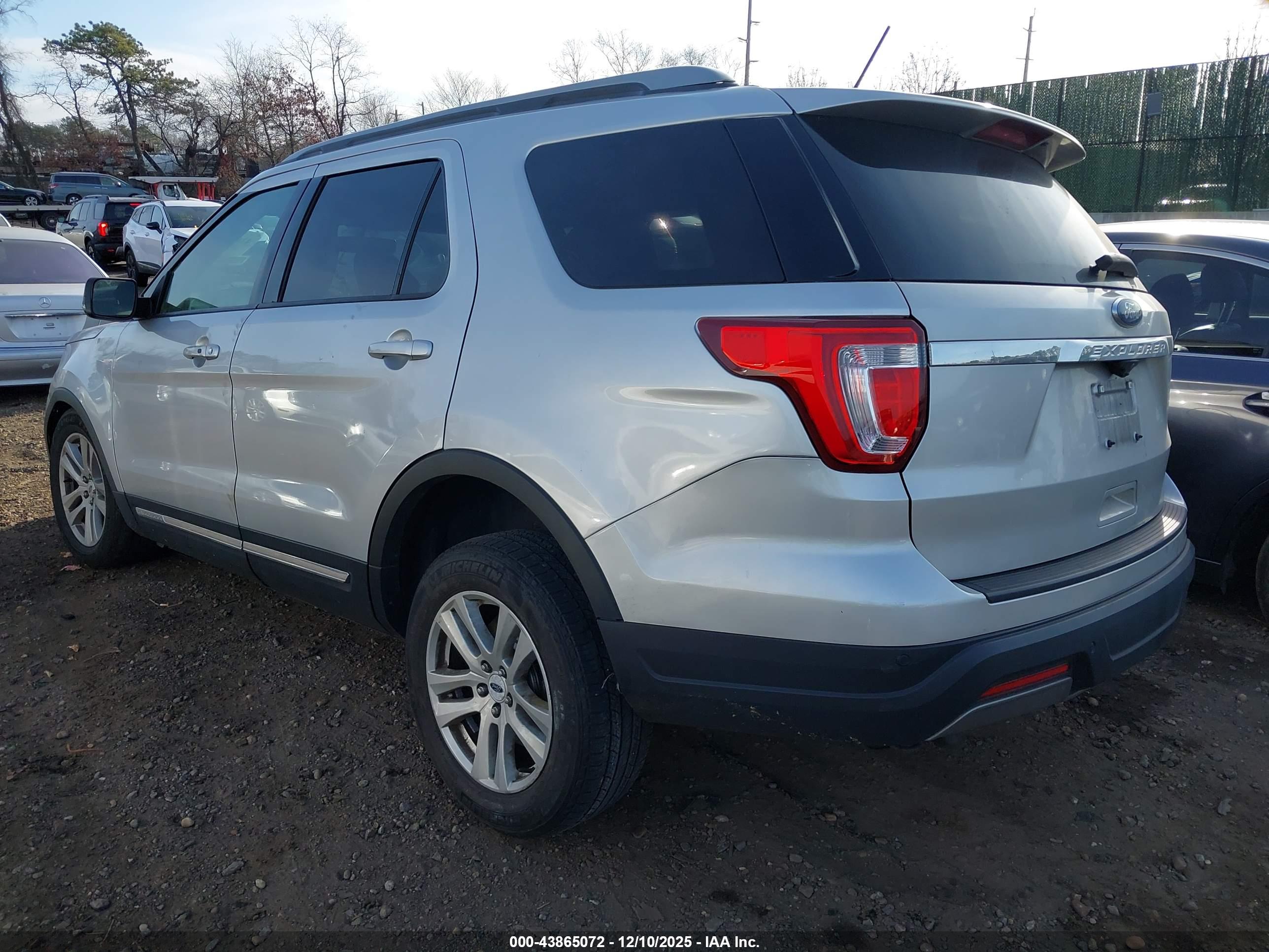 FORD EXPLORER image 3