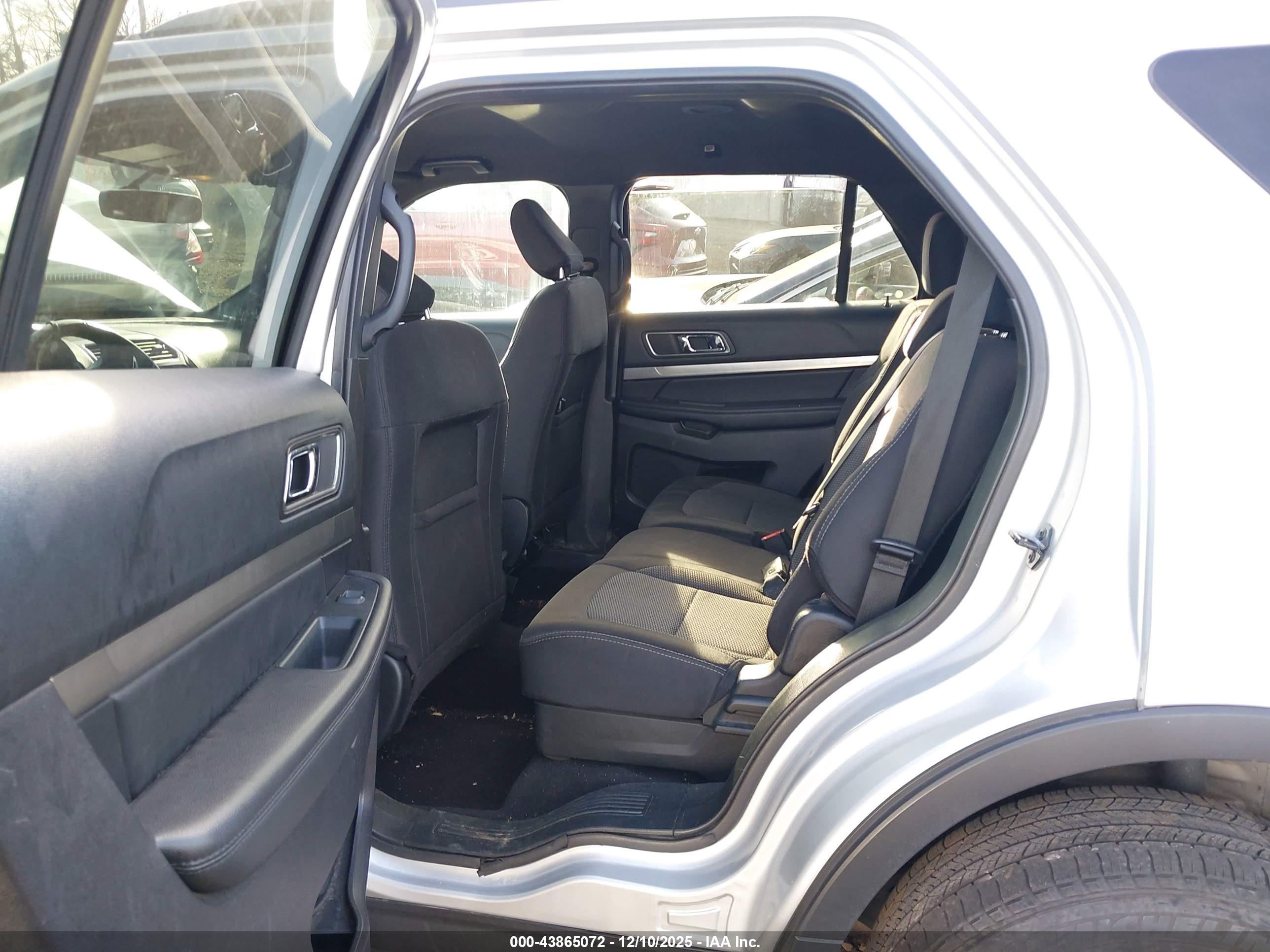 FORD EXPLORER image 8