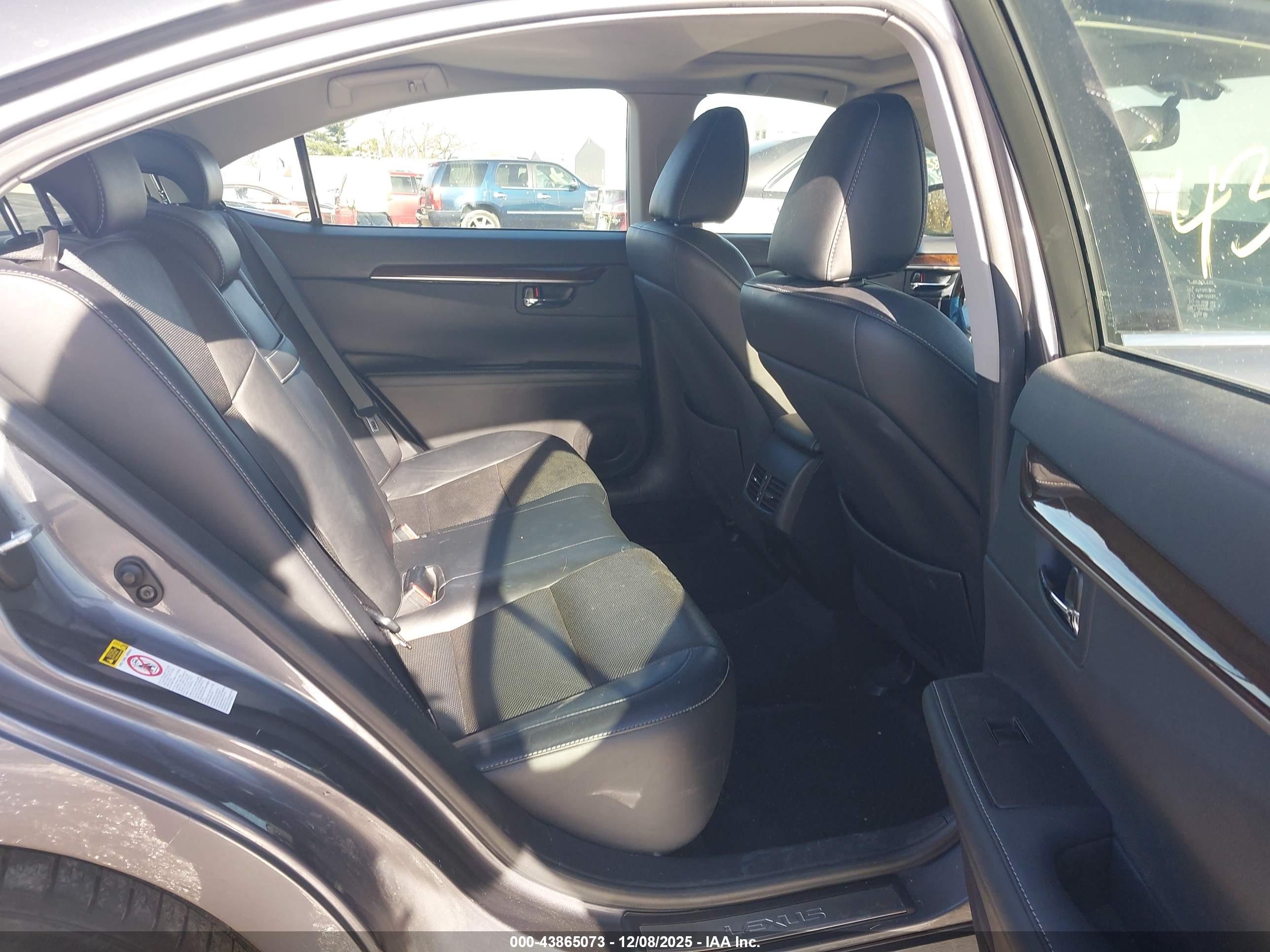 LEXUS ES image 8