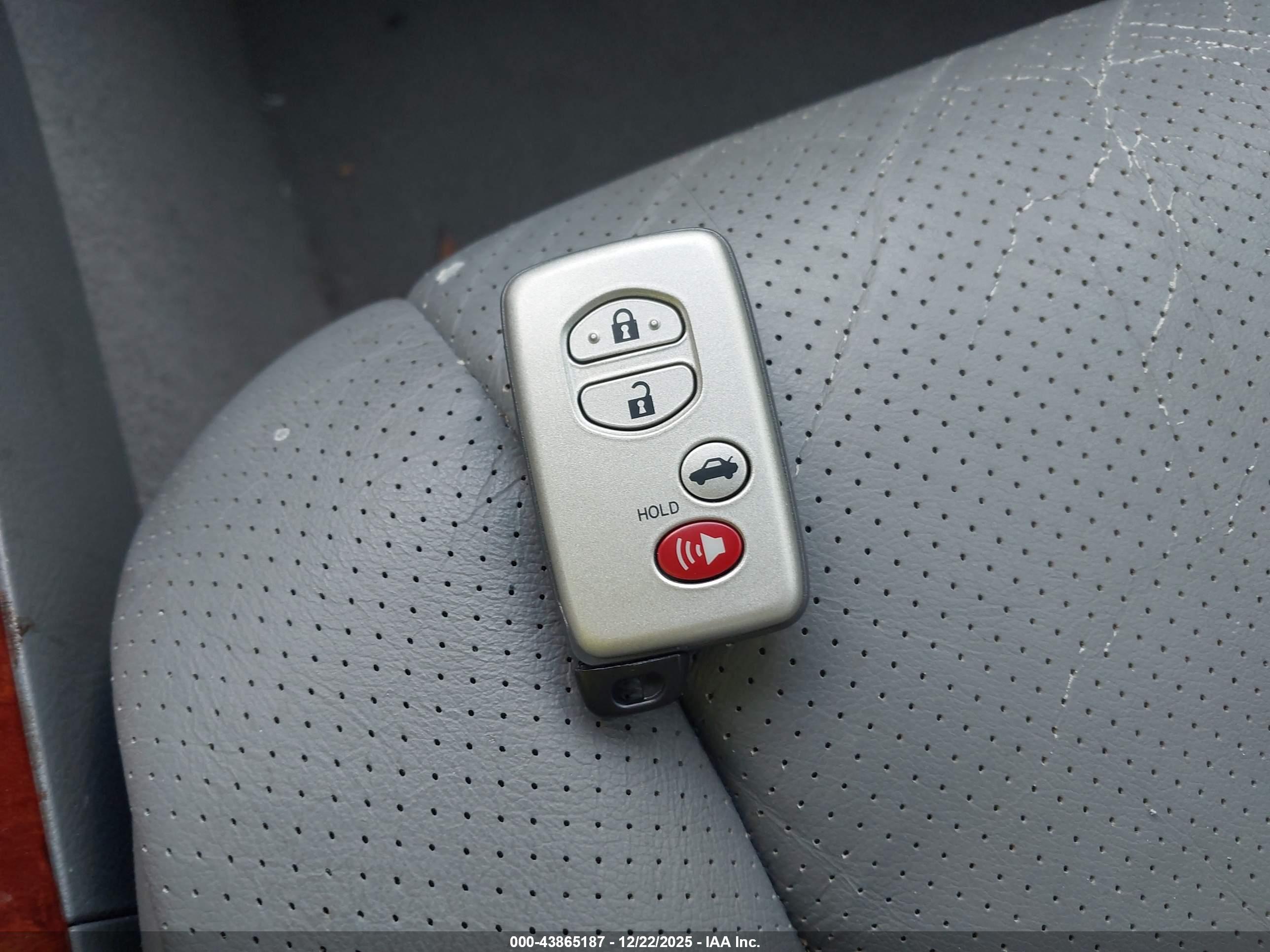 TOYOTA AVALON image 11