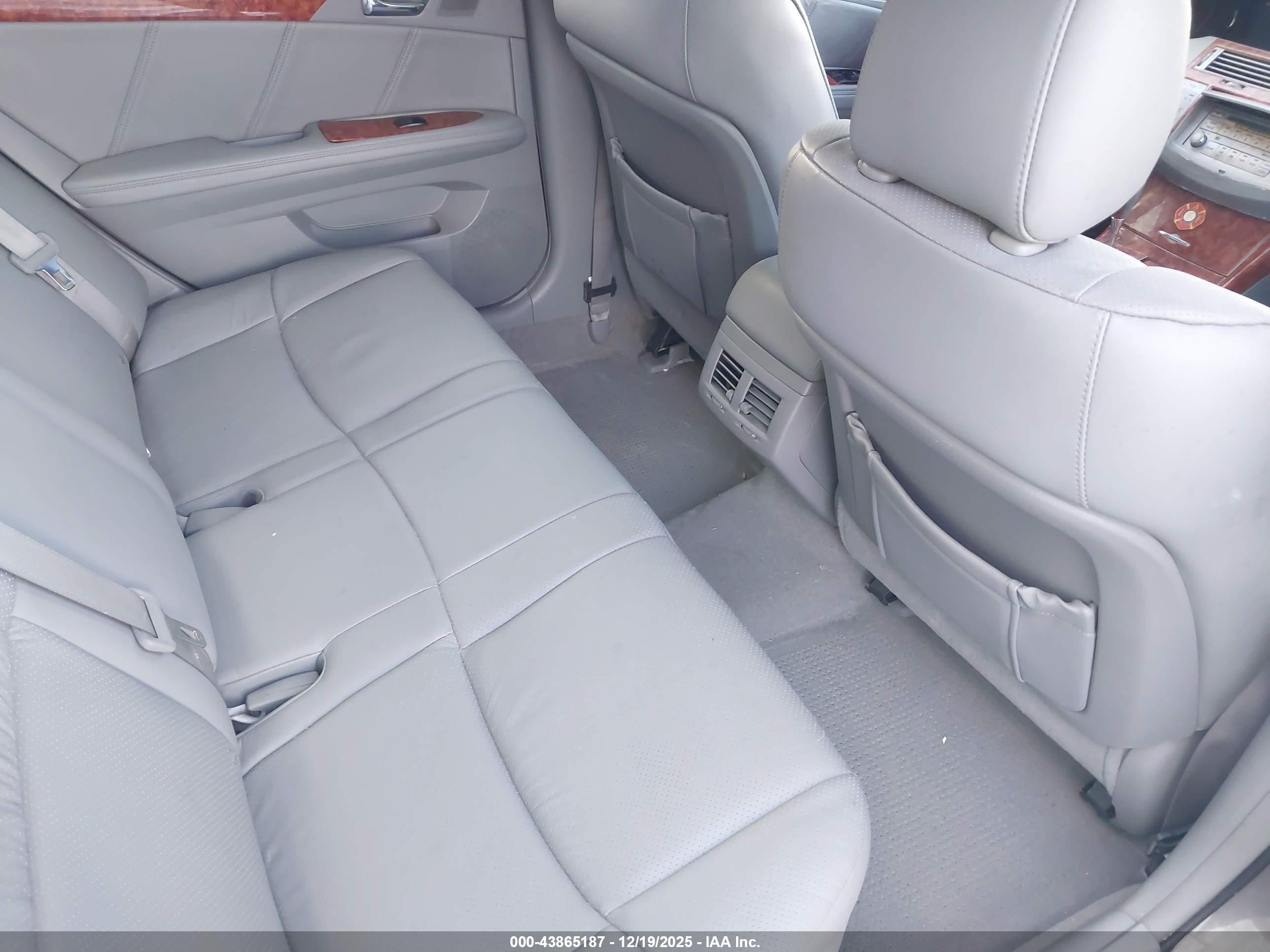 TOYOTA AVALON image 8