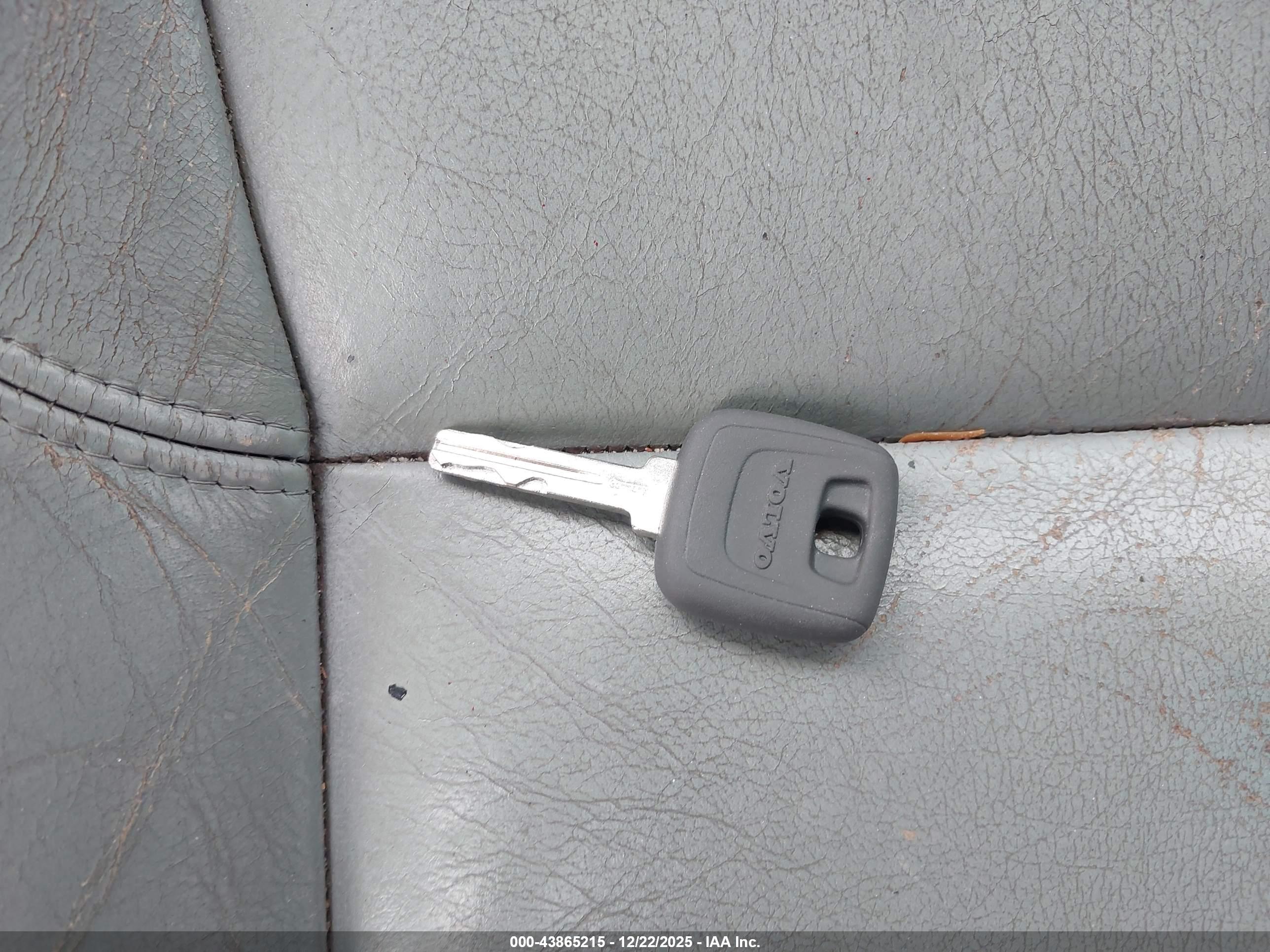 VOLVO C70 image 11