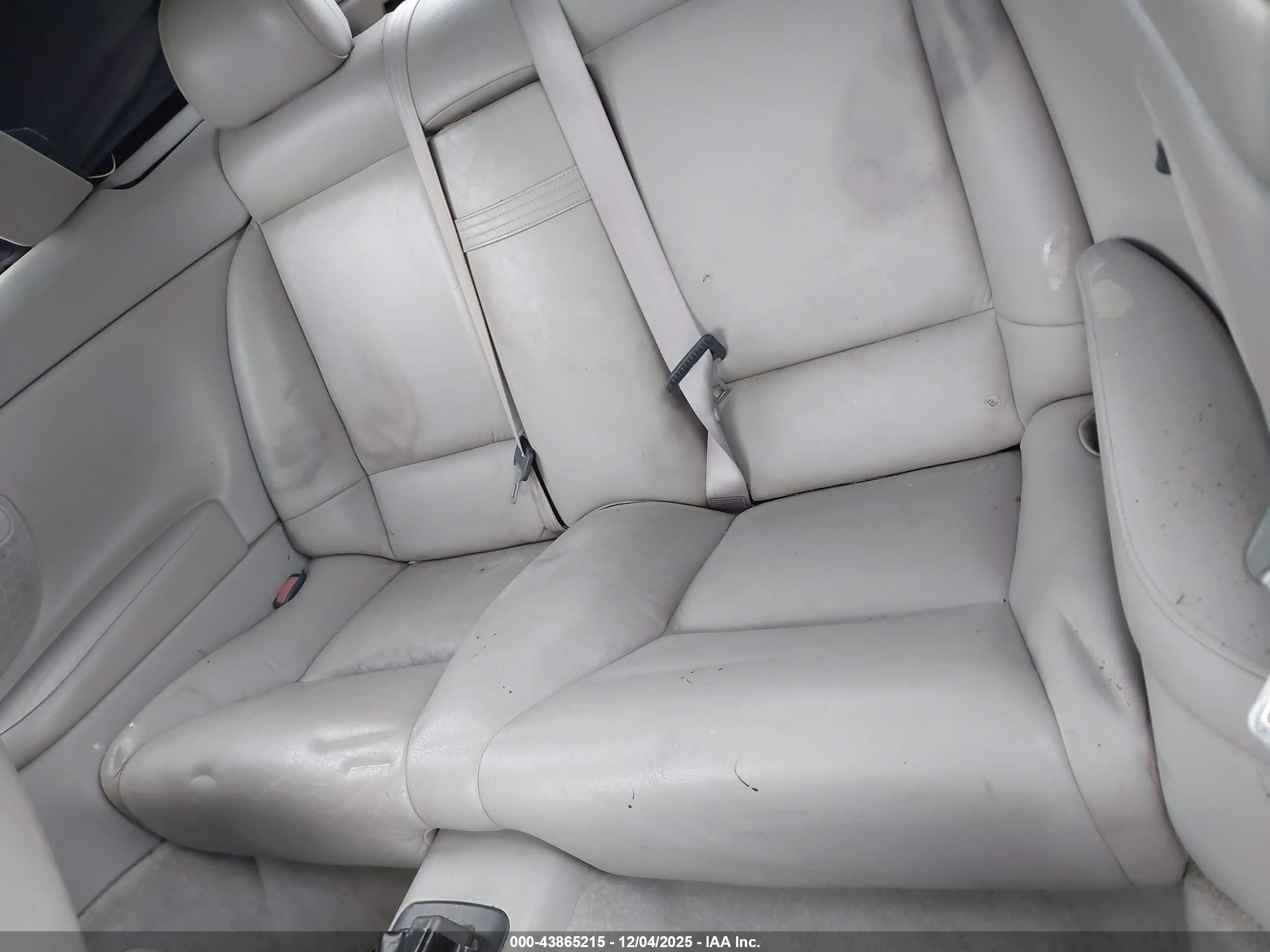 VOLVO C70 image 8