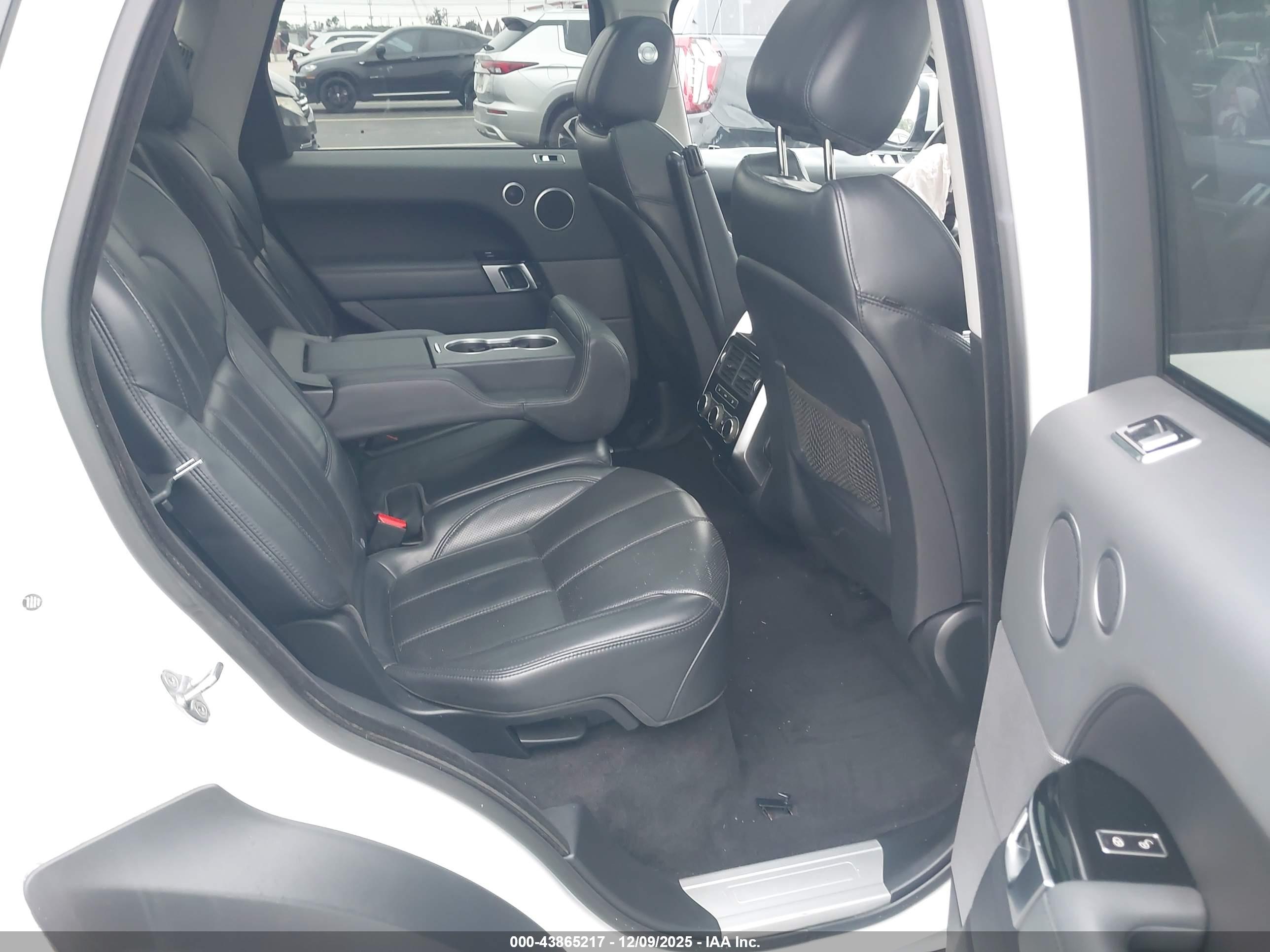 LAND ROVER image 8