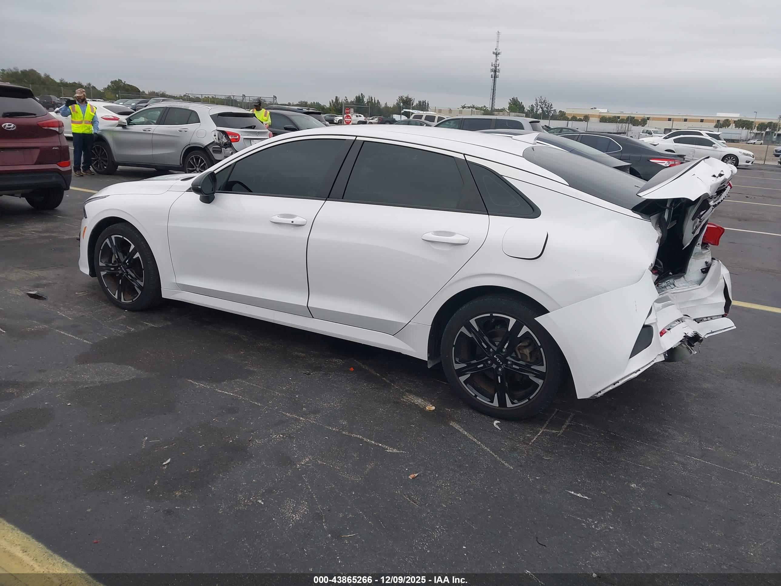 KIA K5 image 3