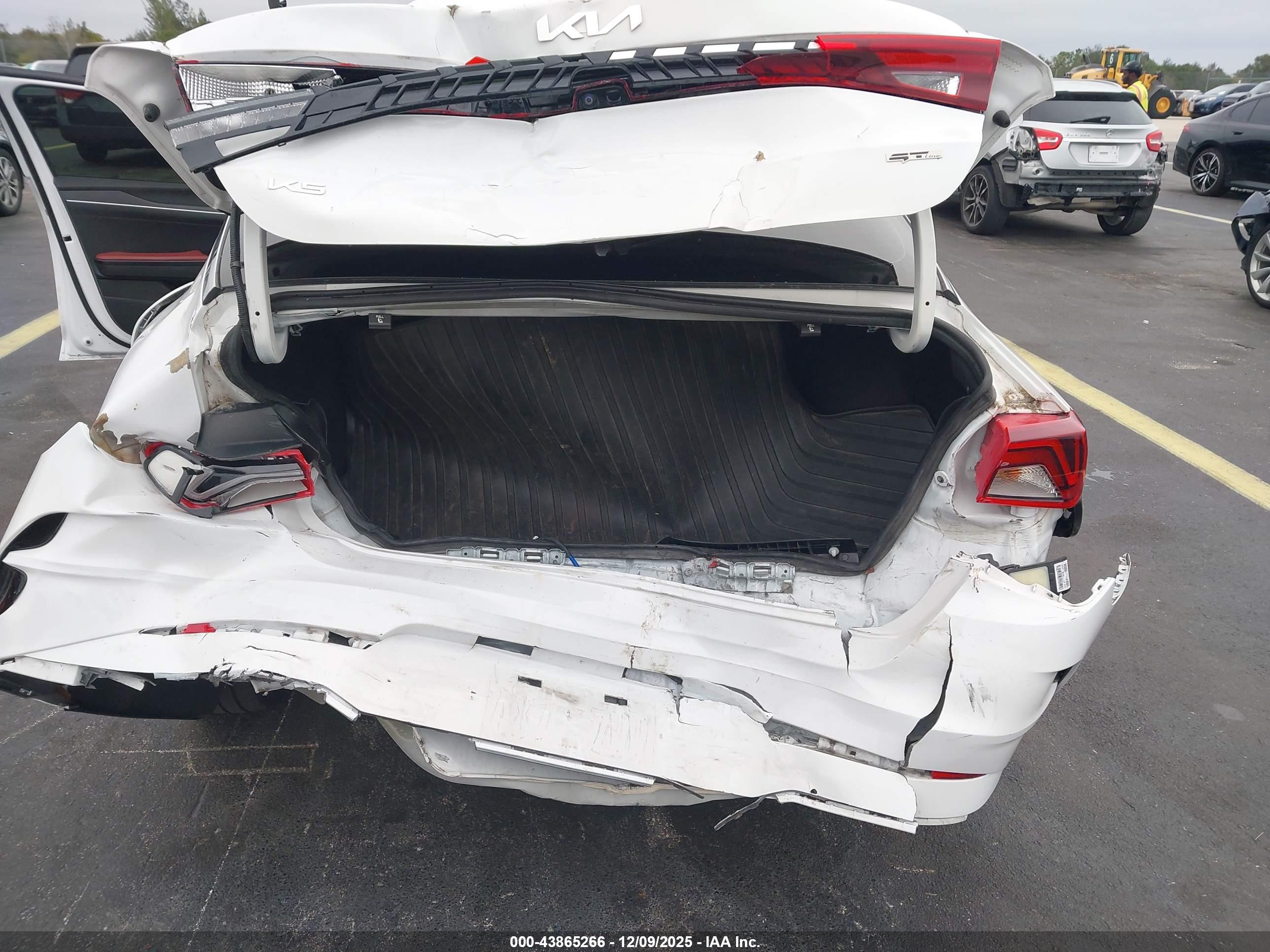 KIA K5 image 6