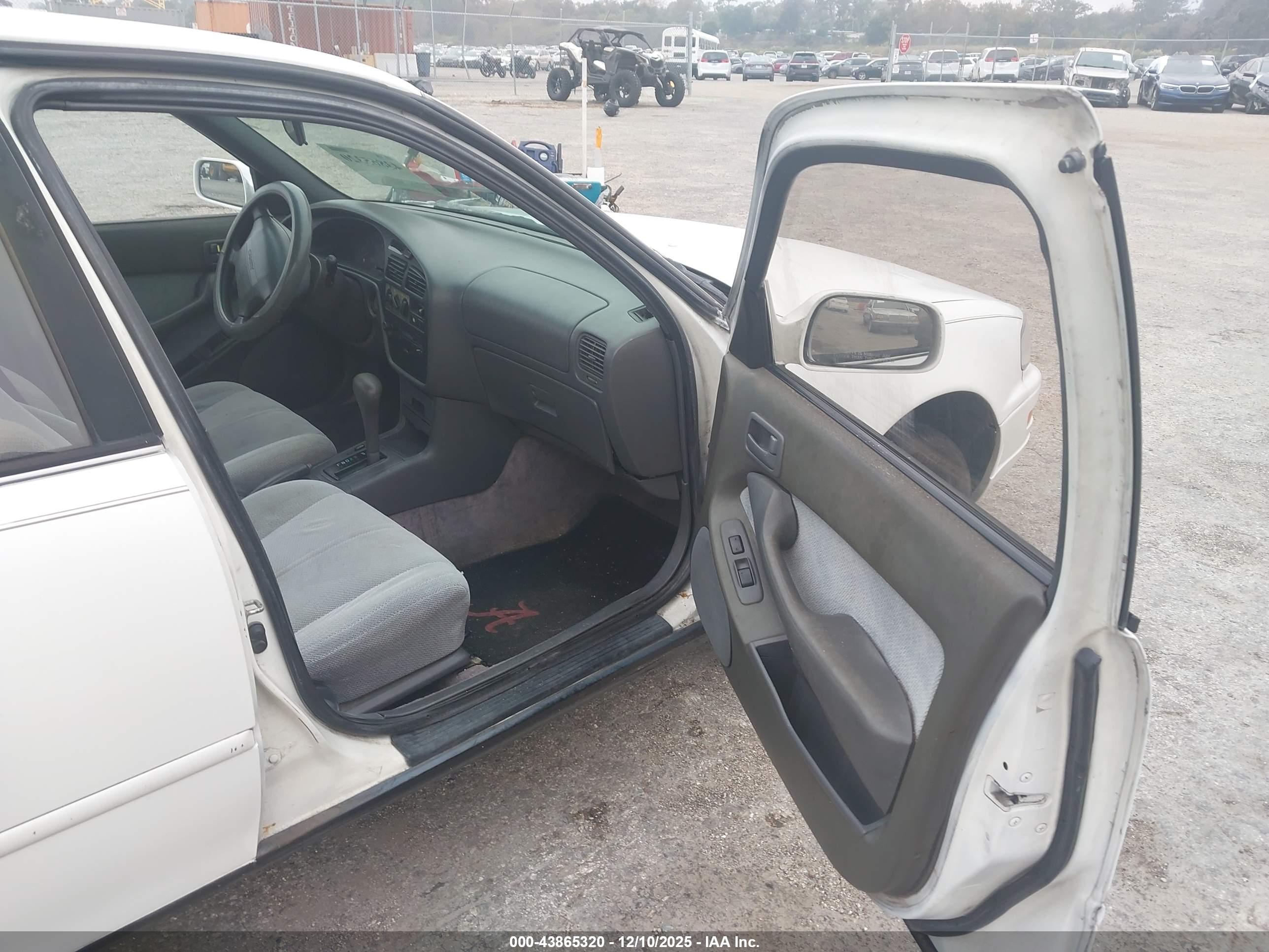 TOYOTA CAMRY image 5