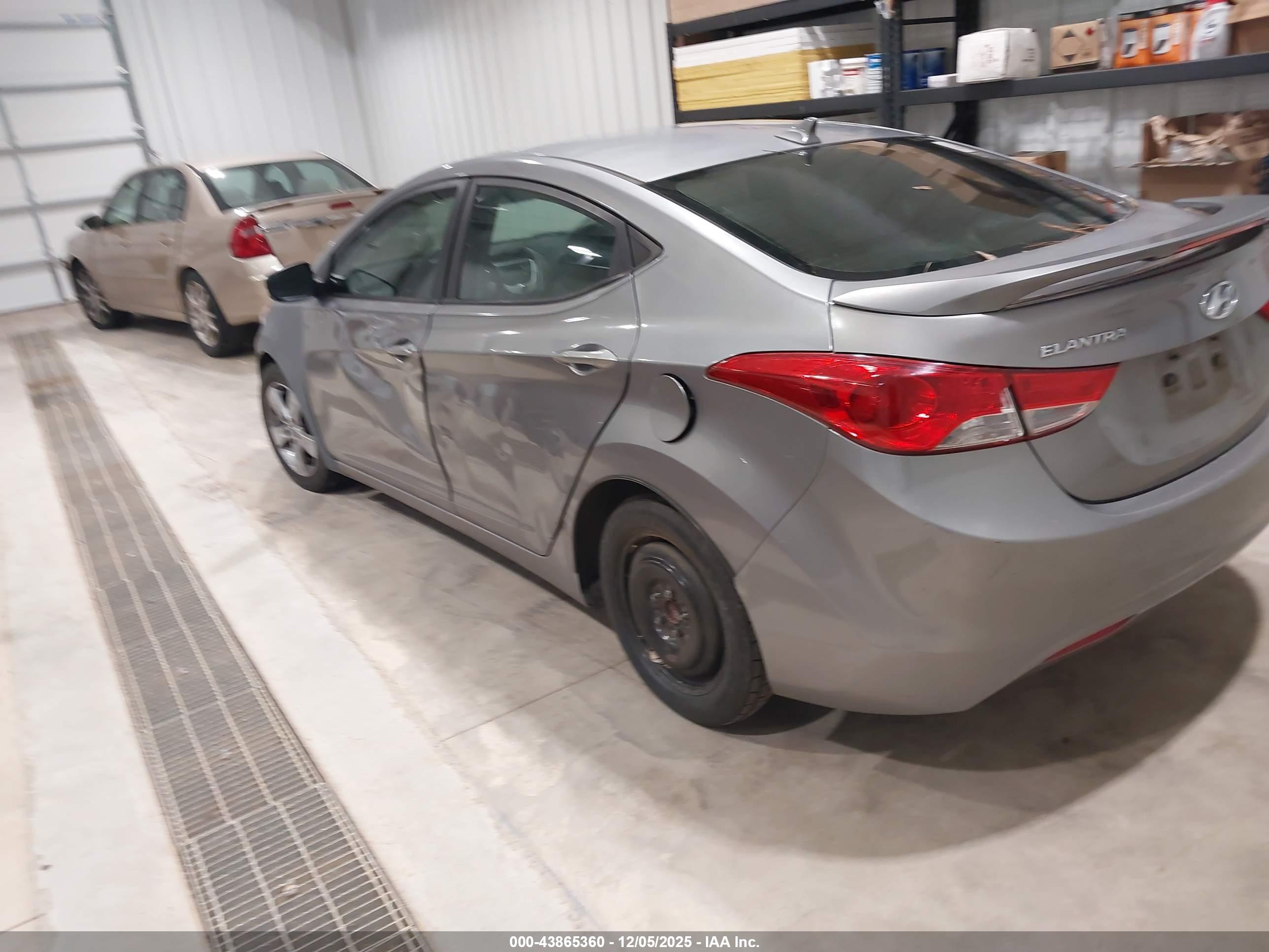 HYUNDAI ELANTRA image 3