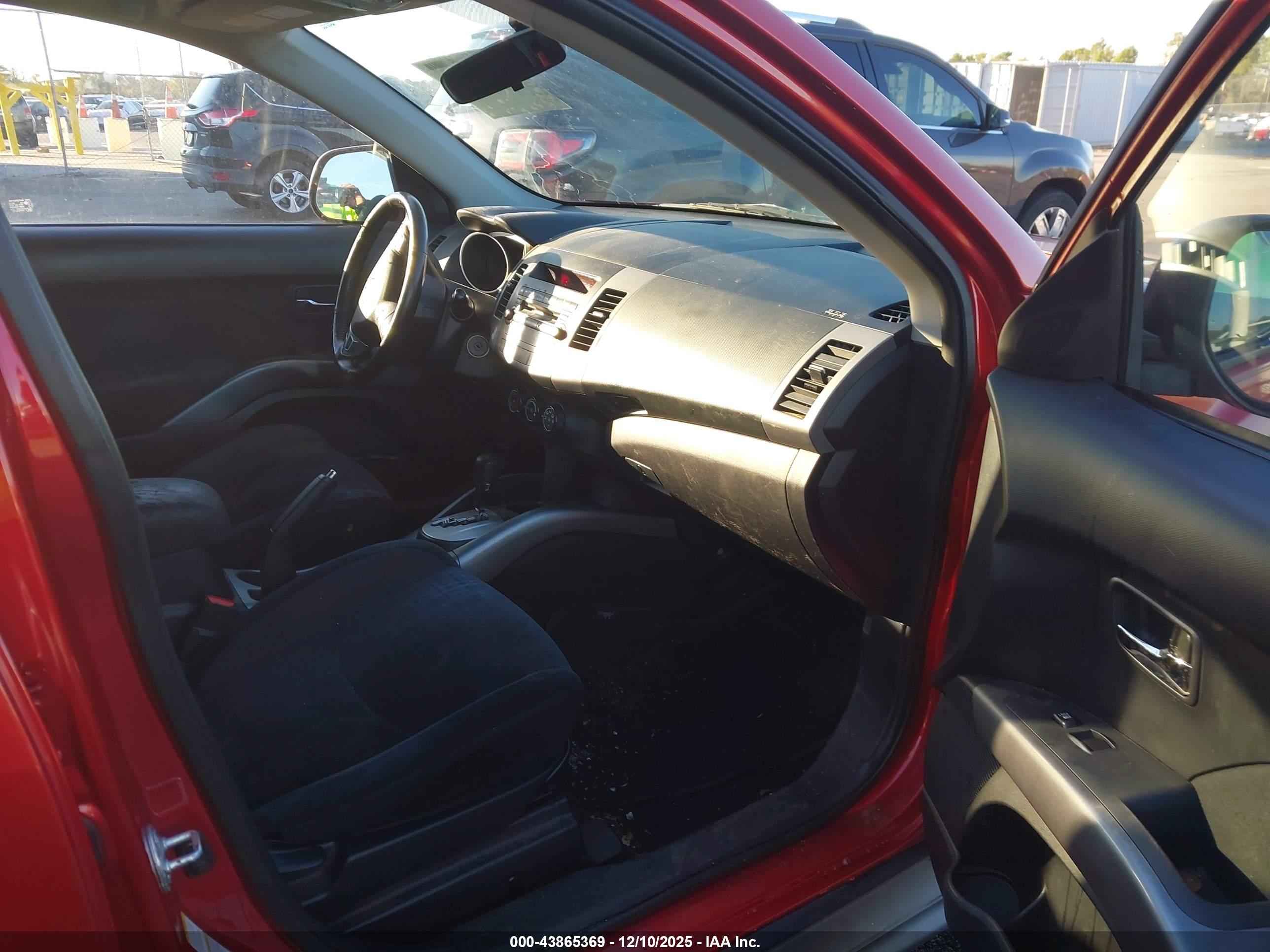 MITSUBISHI OUTLANDER image 5