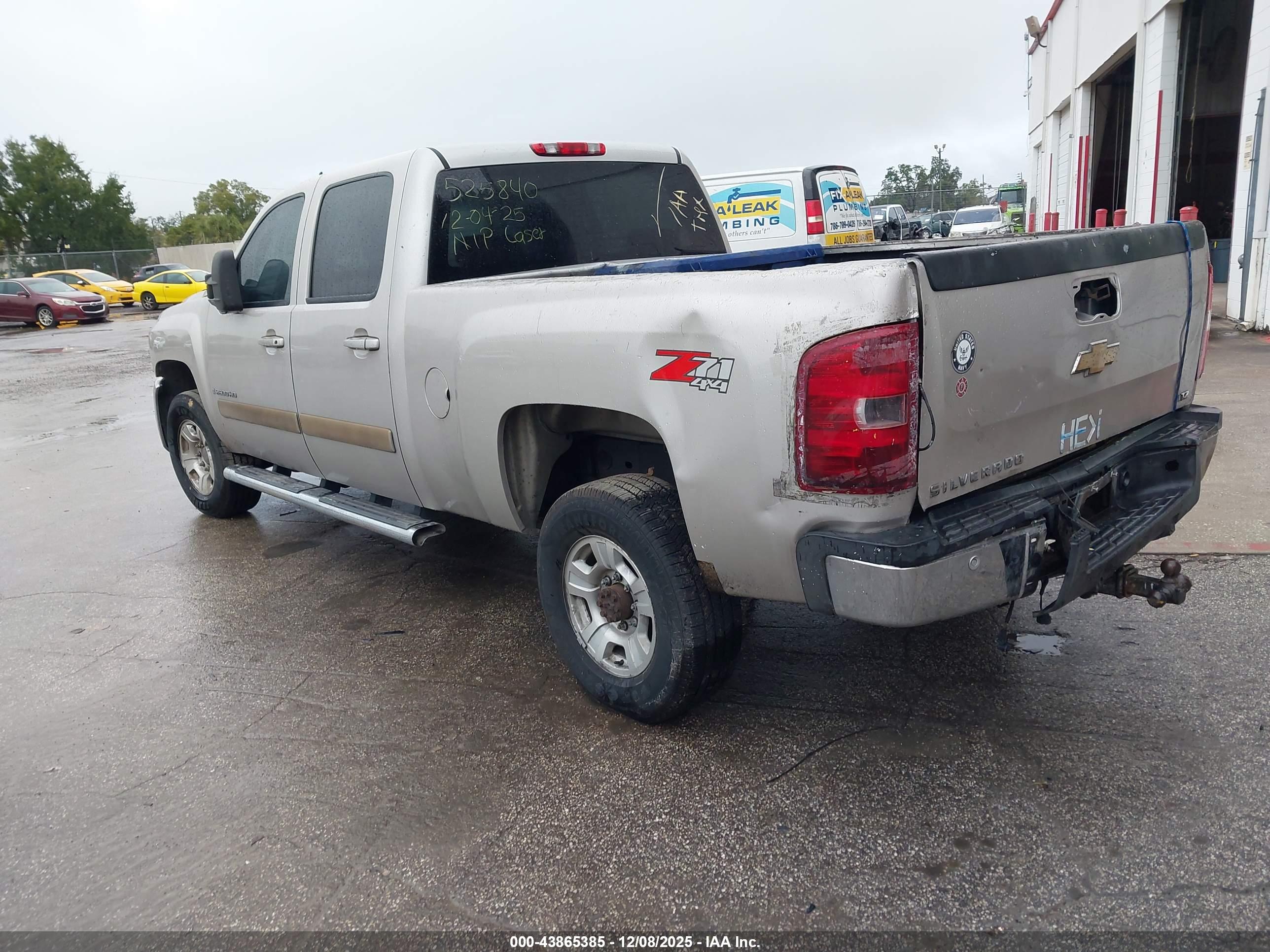 CHEVROLET SILVERADO image 3