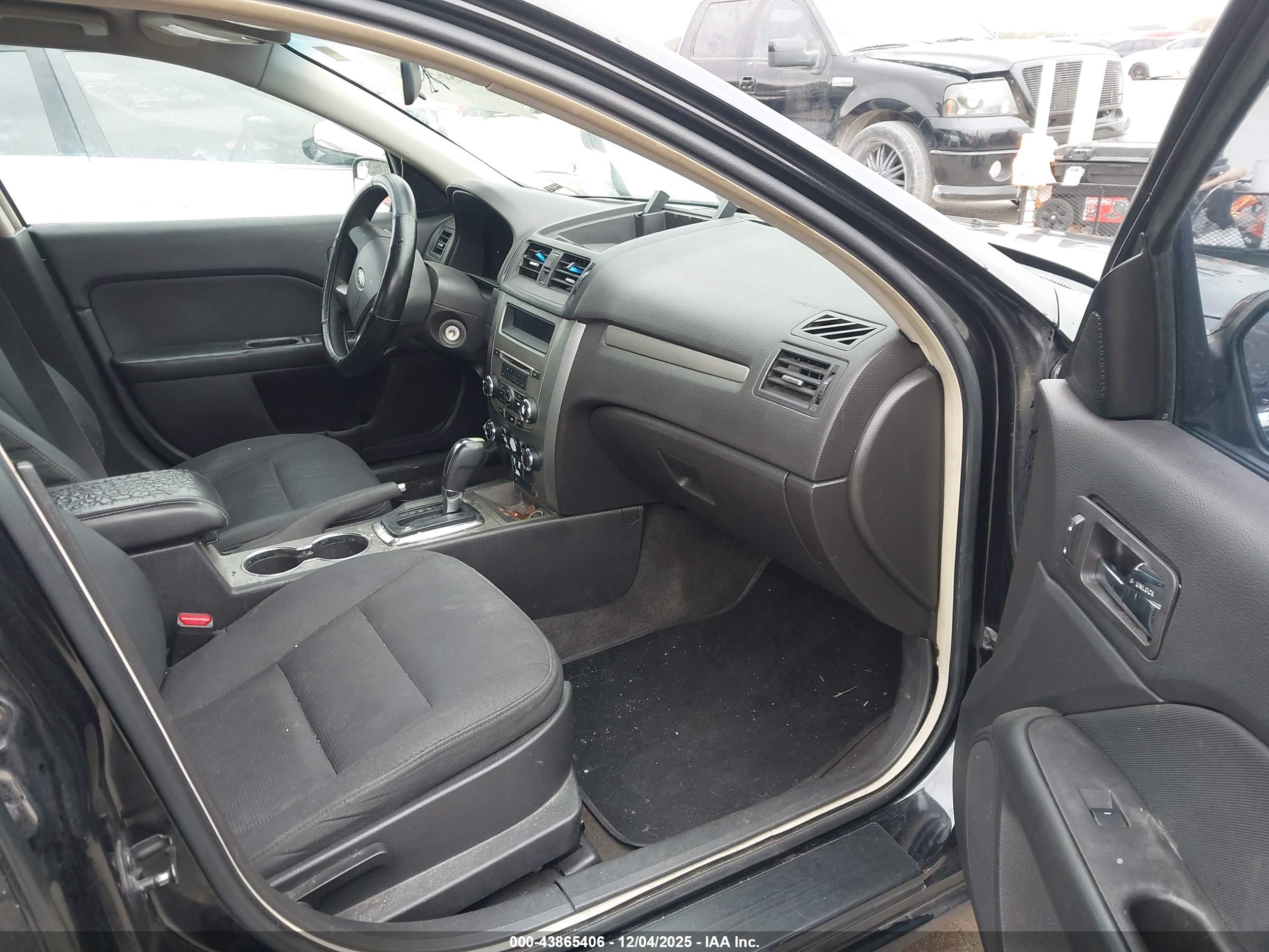 FORD FUSION image 5