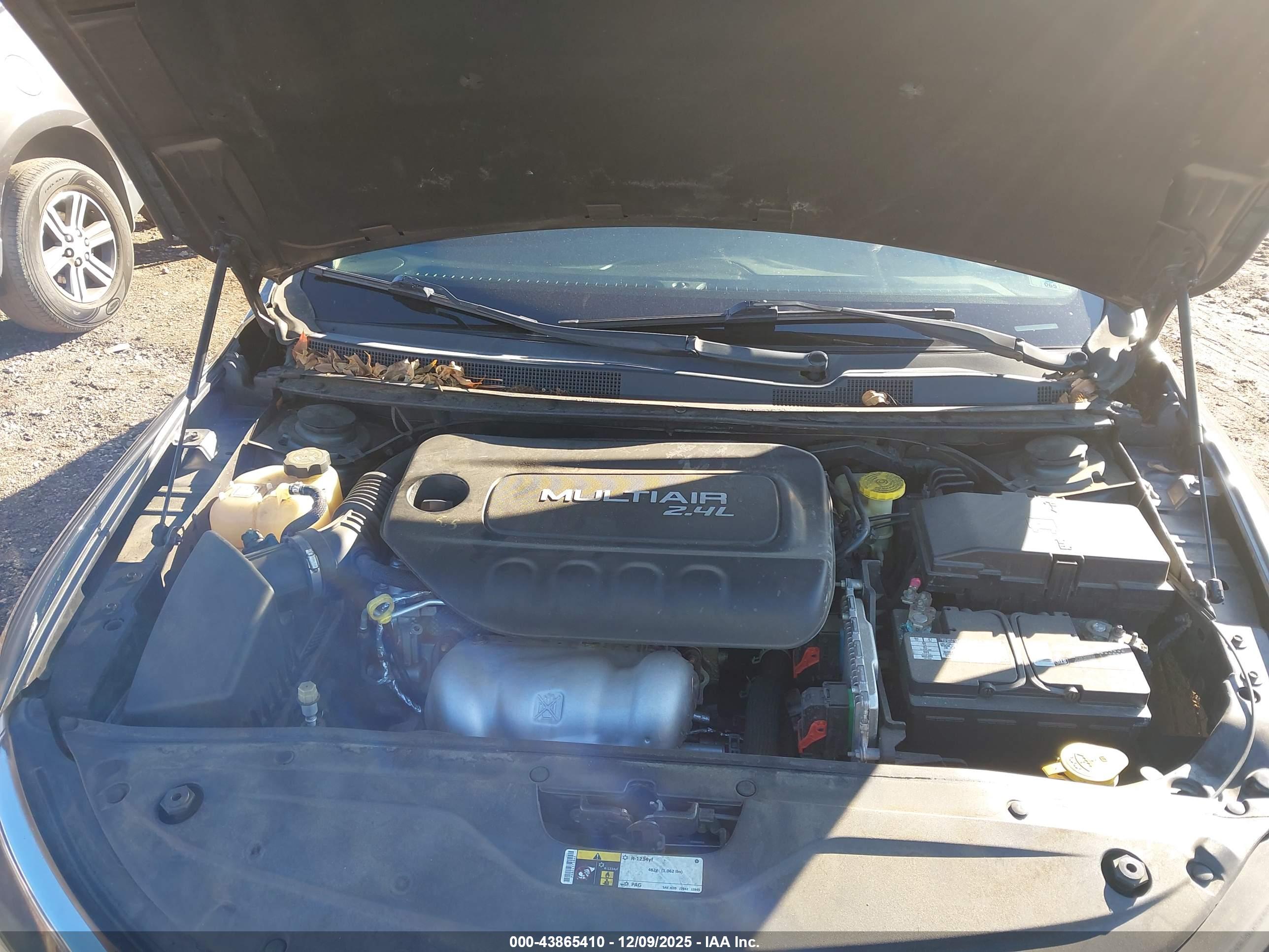 CHRYSLER 200 image 10