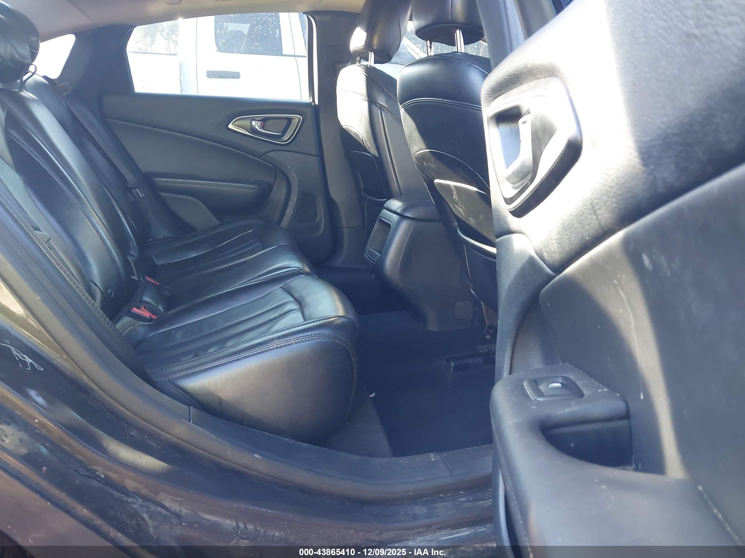 CHRYSLER 200 image 8
