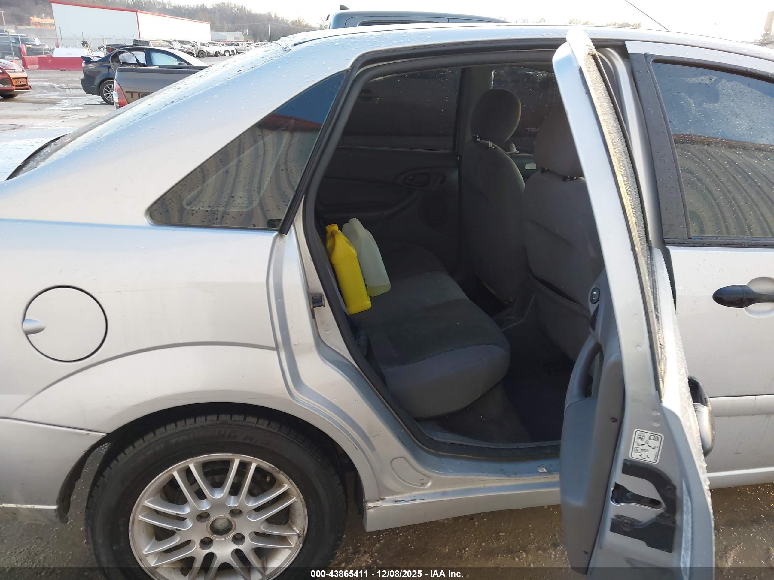 FORD FOCUS image 8
