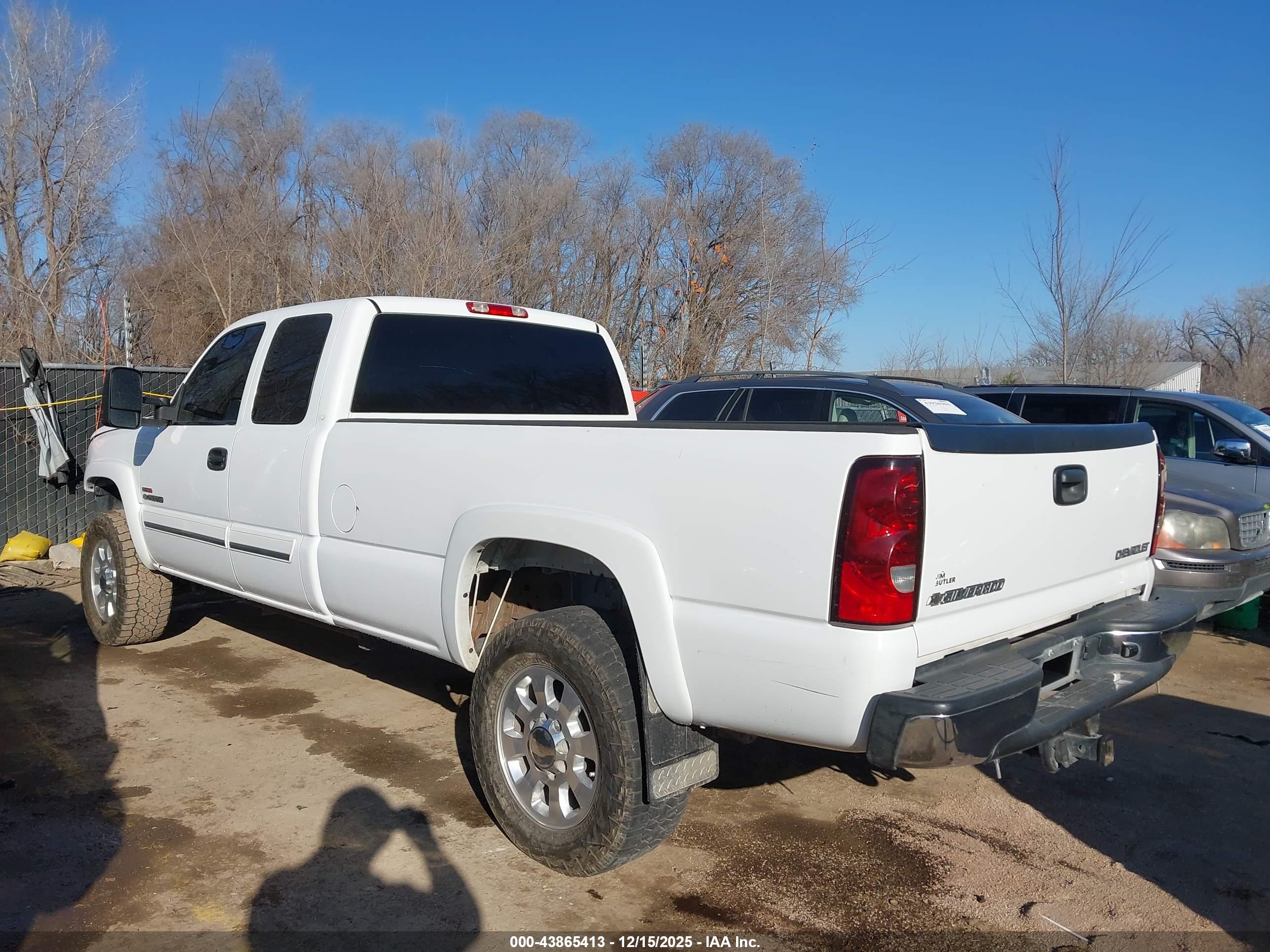 CHEVROLET SILVERADO image 3