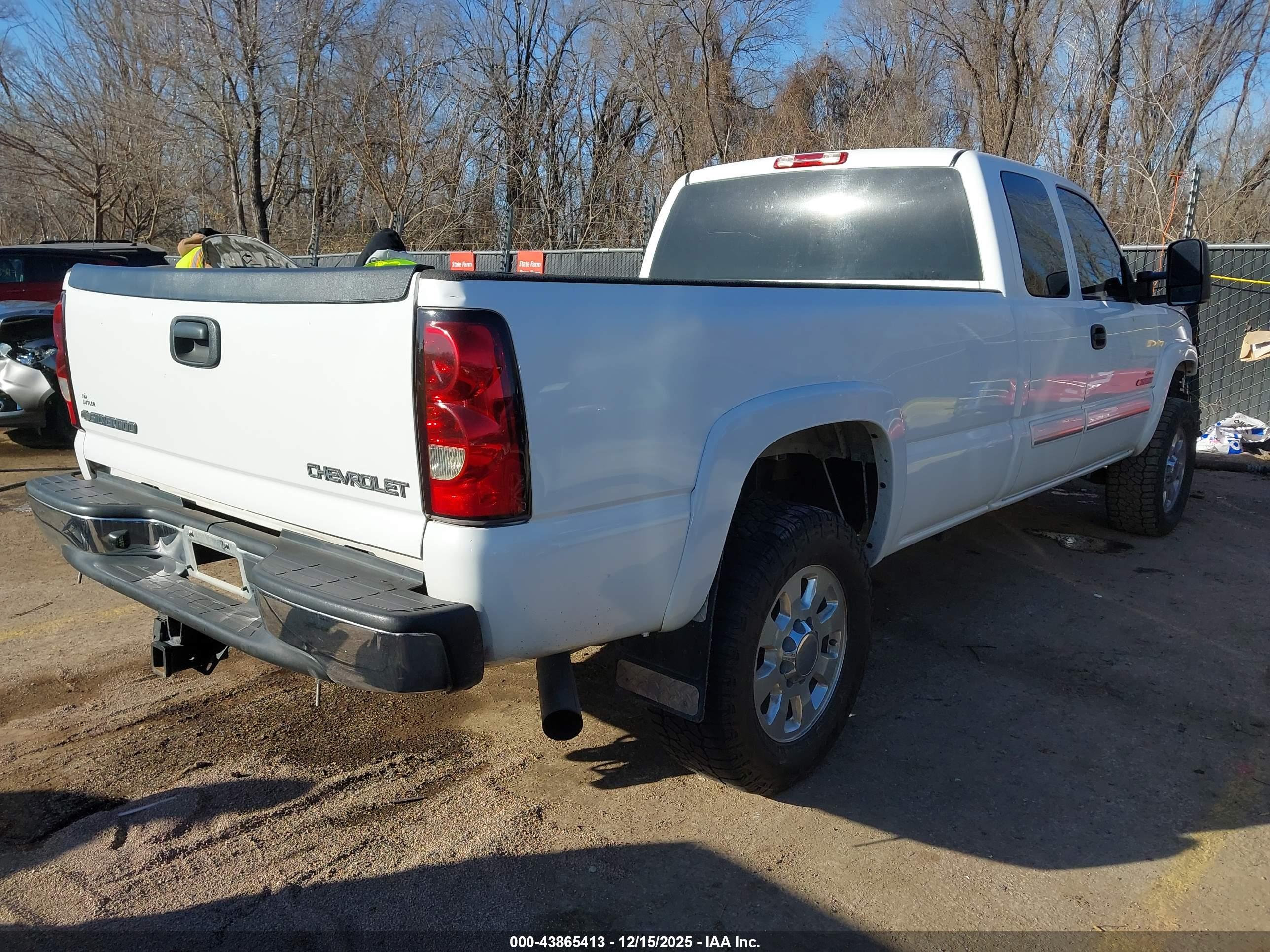 CHEVROLET SILVERADO image 4