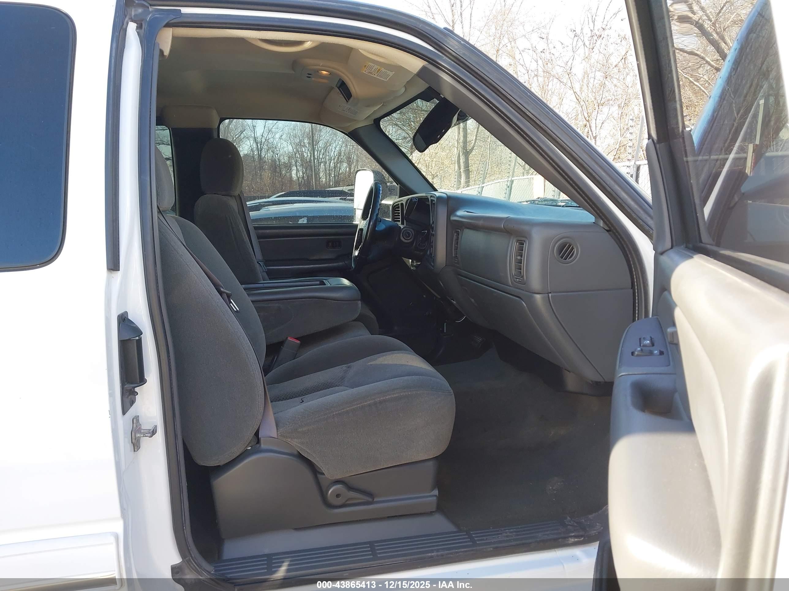 CHEVROLET SILVERADO image 5