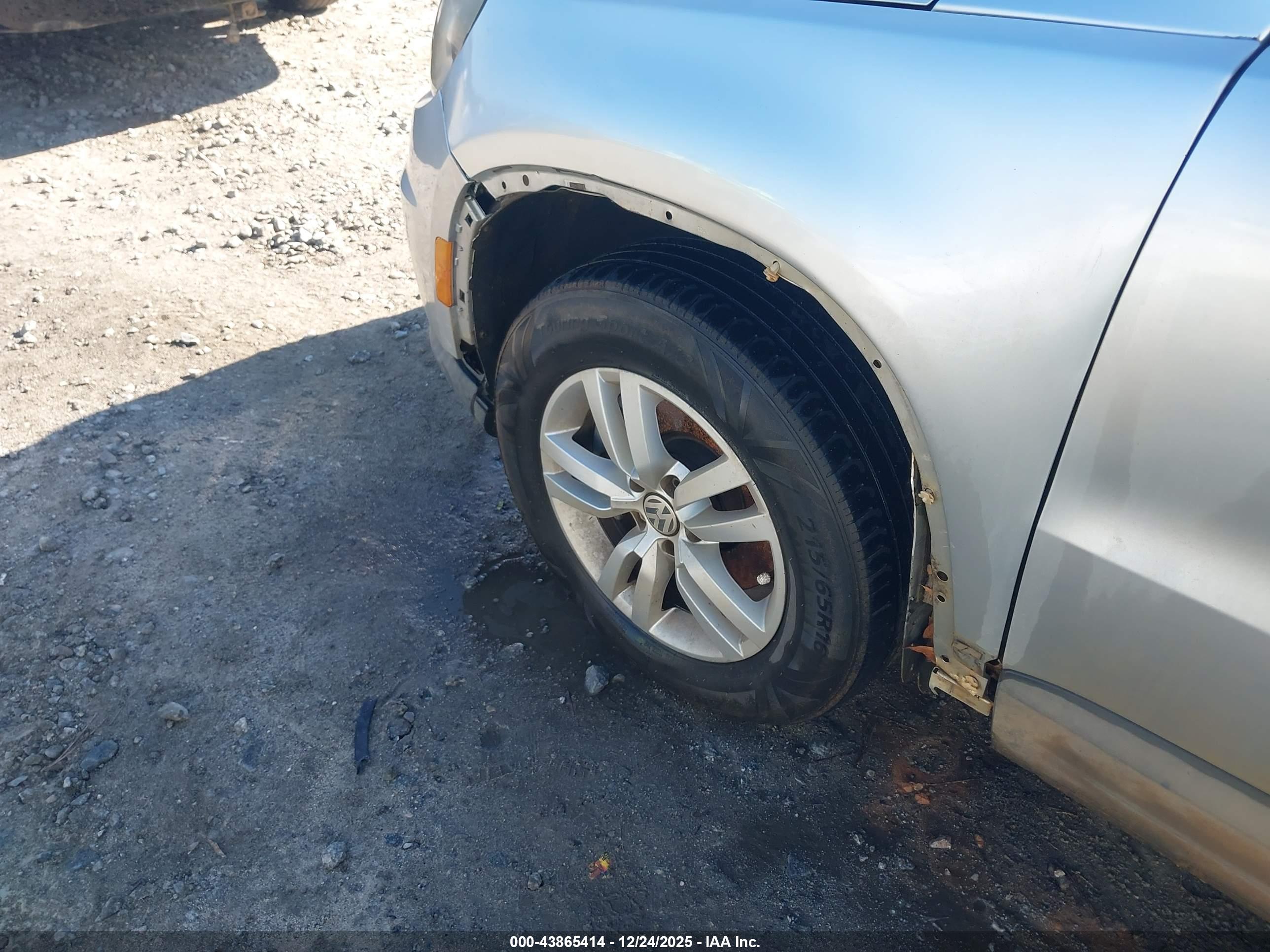 VOLKSWAGEN TIGUAN image 6