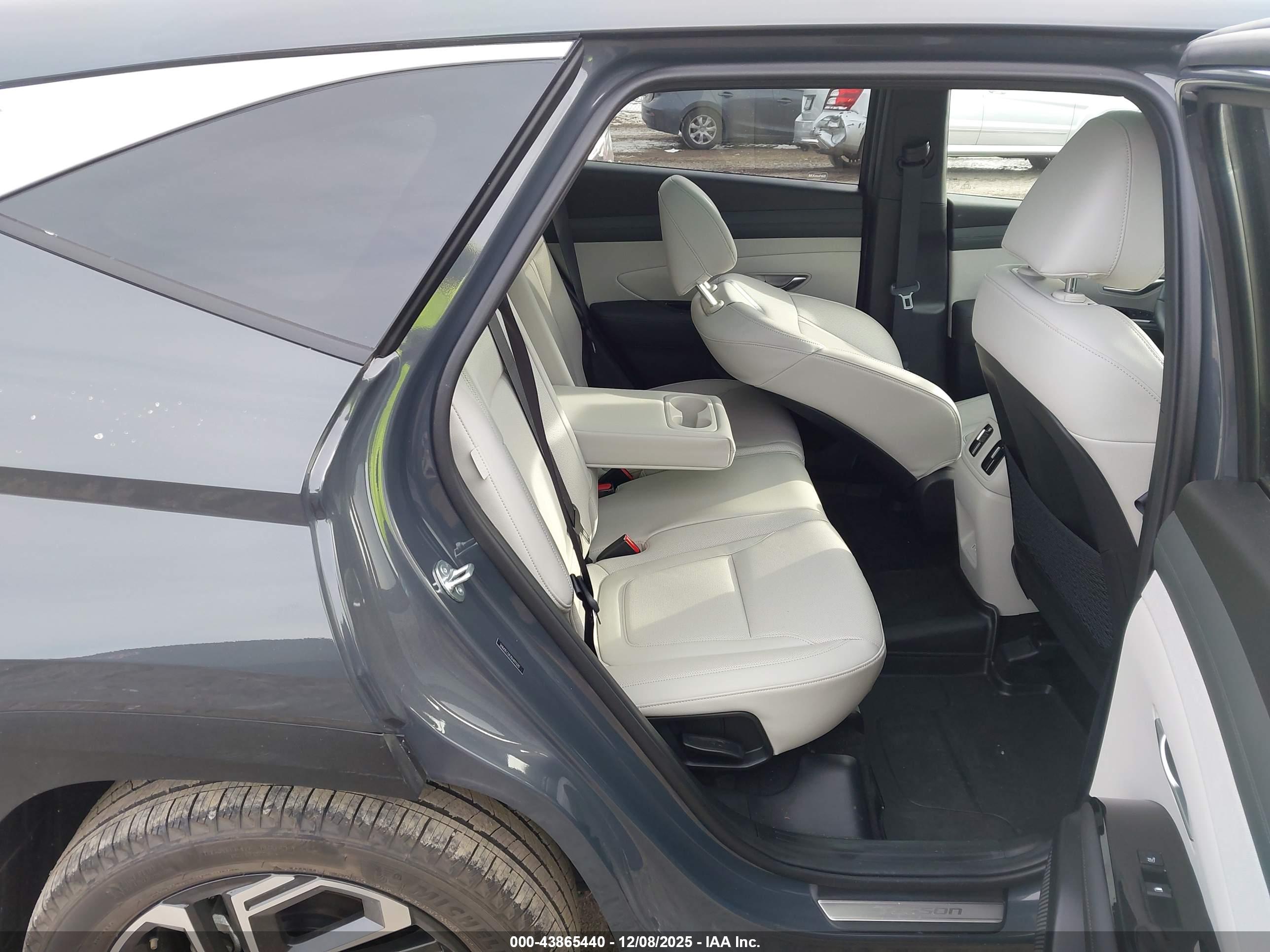 HYUNDAI TUCSON image 8