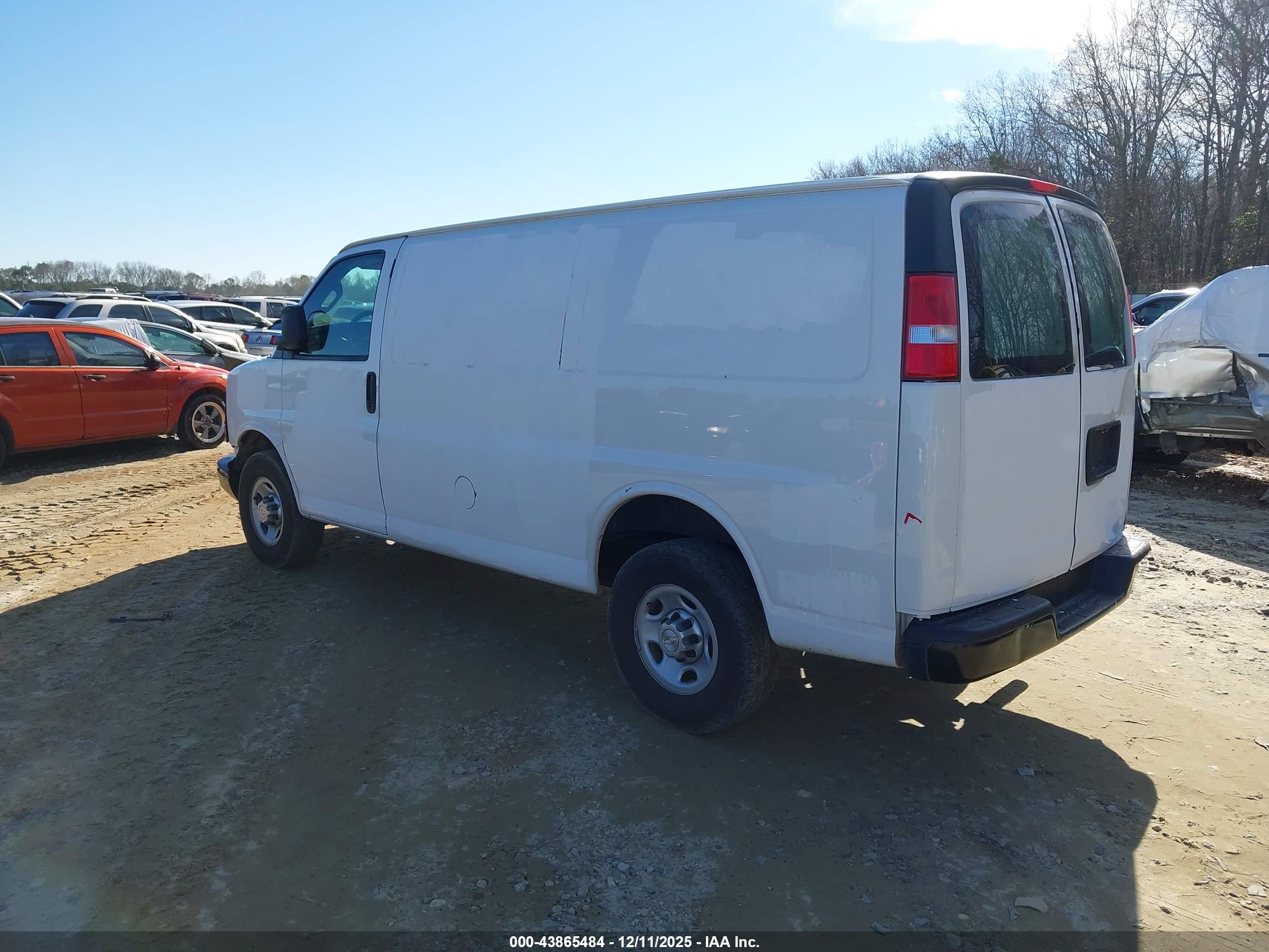 CHEVROLET EXPRESS image 3