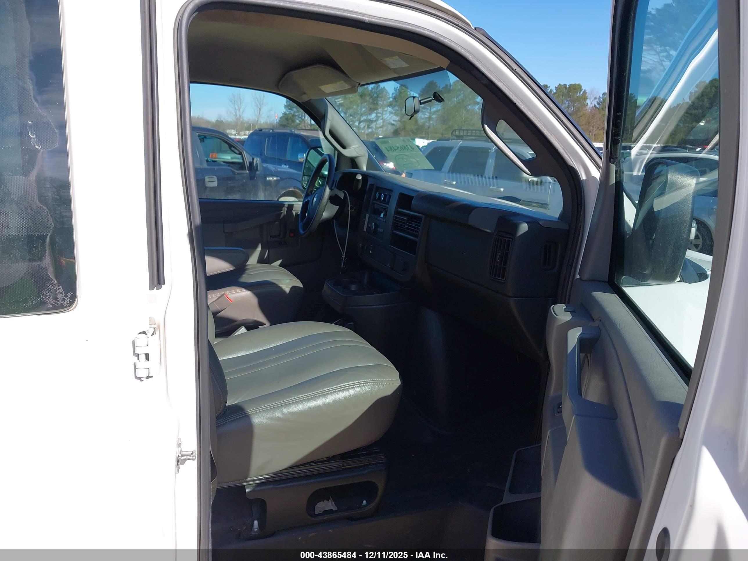 CHEVROLET EXPRESS image 5