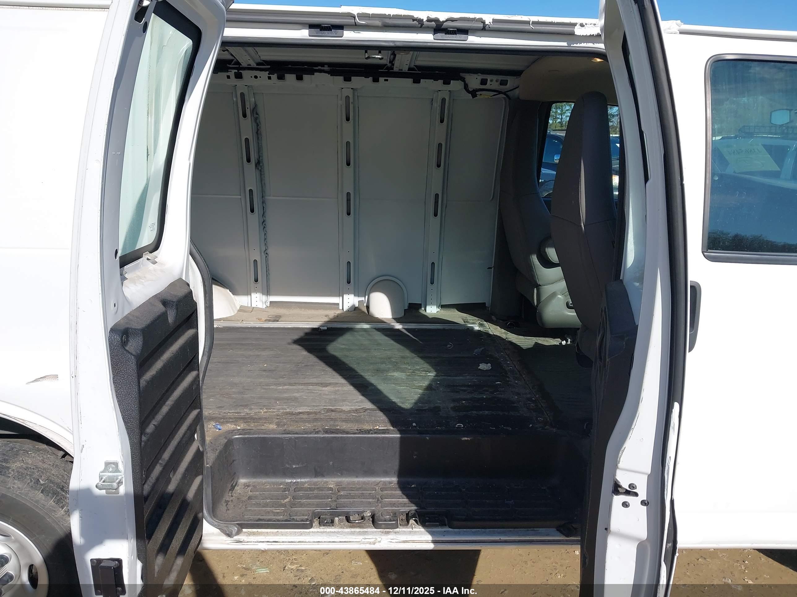 CHEVROLET EXPRESS image 8