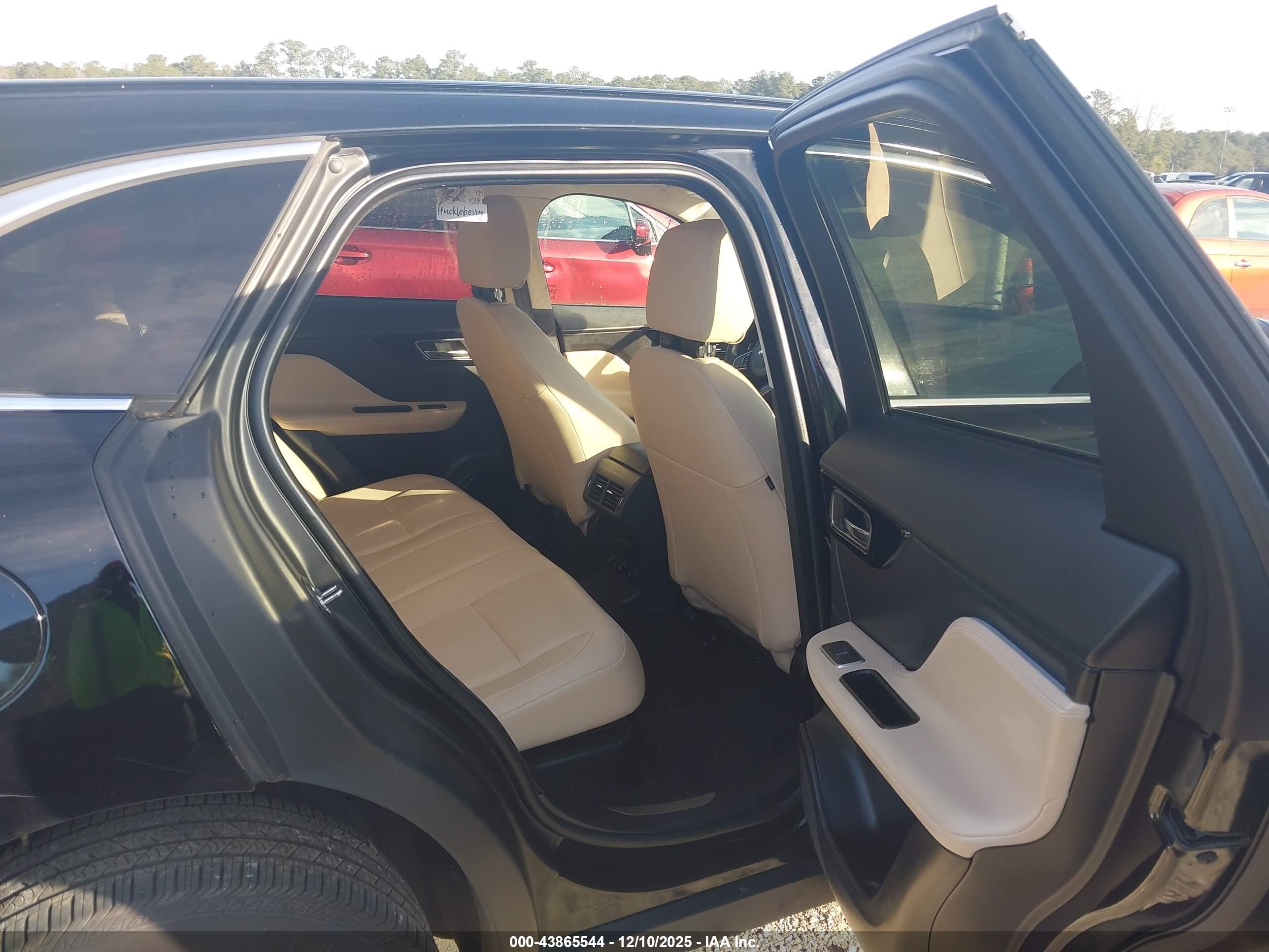 JAGUAR F-PACE image 8