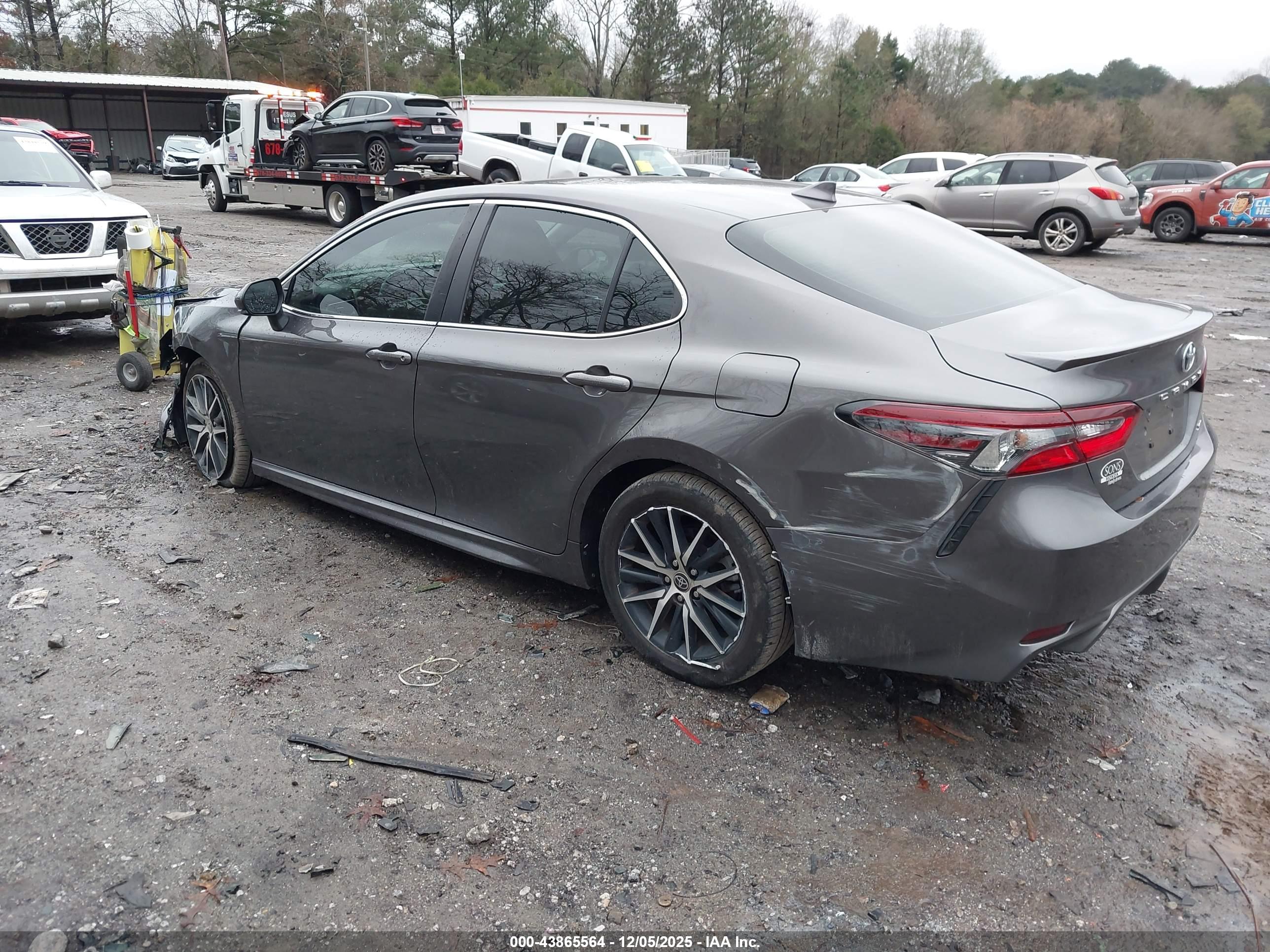 TOYOTA CAMRY image 3