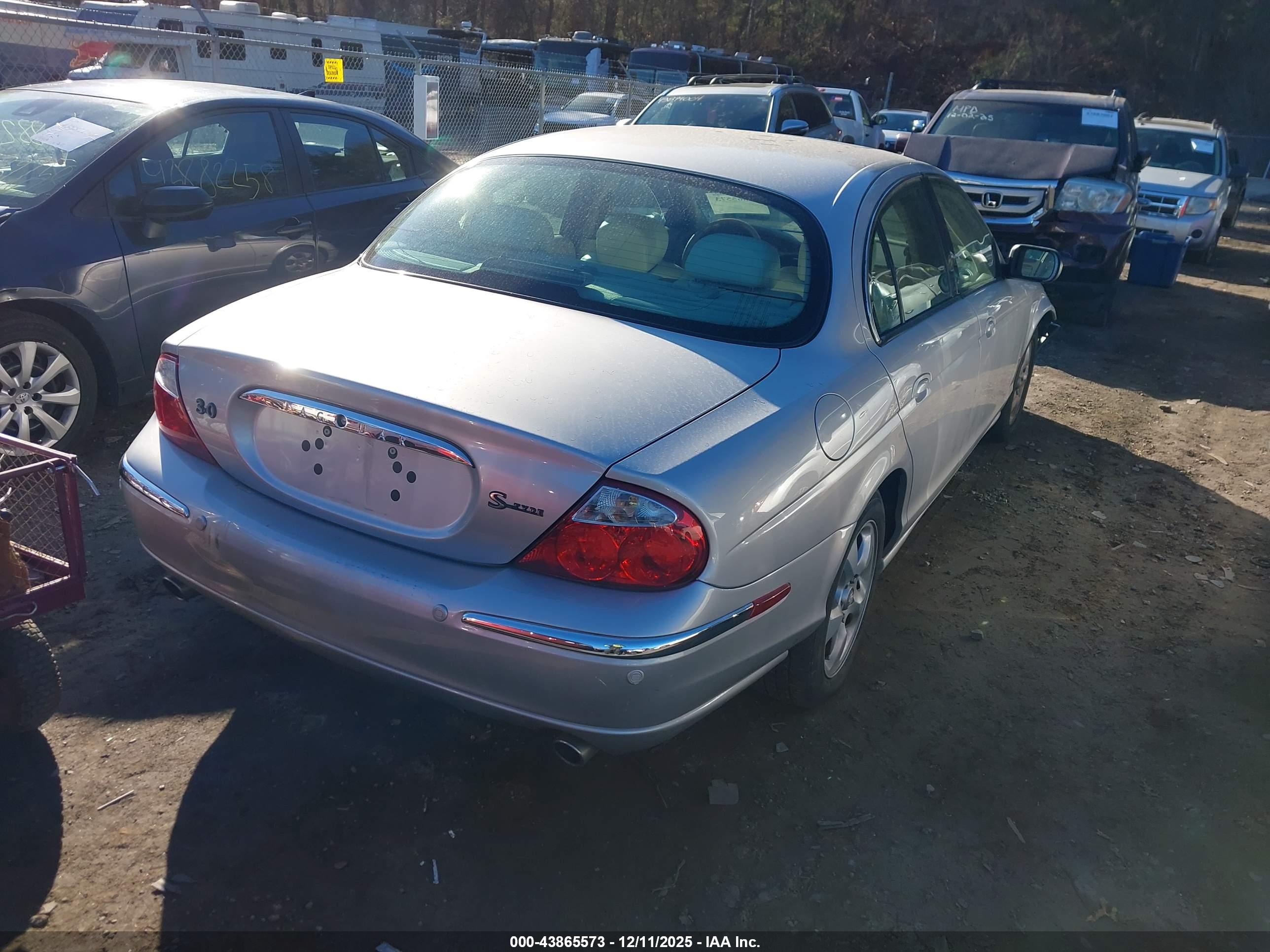 JAGUAR S-TYPE image 4