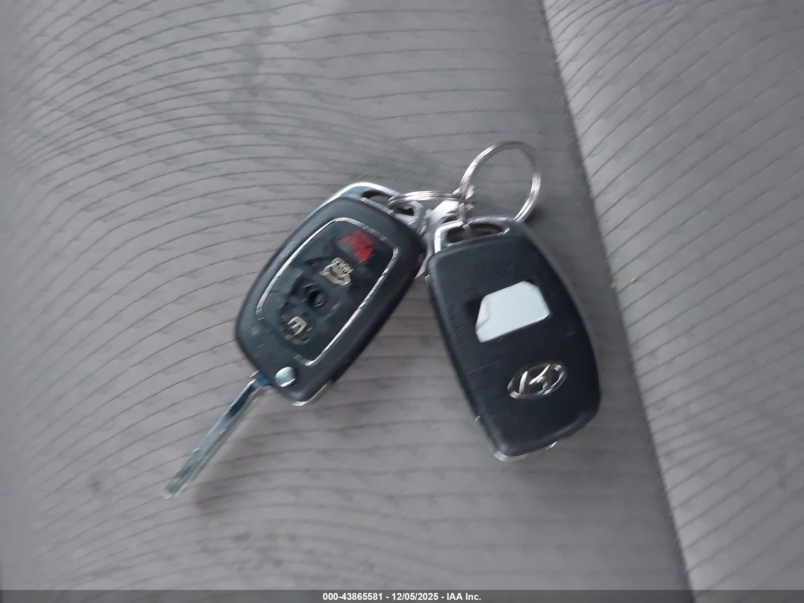 HYUNDAI SANTA image 11
