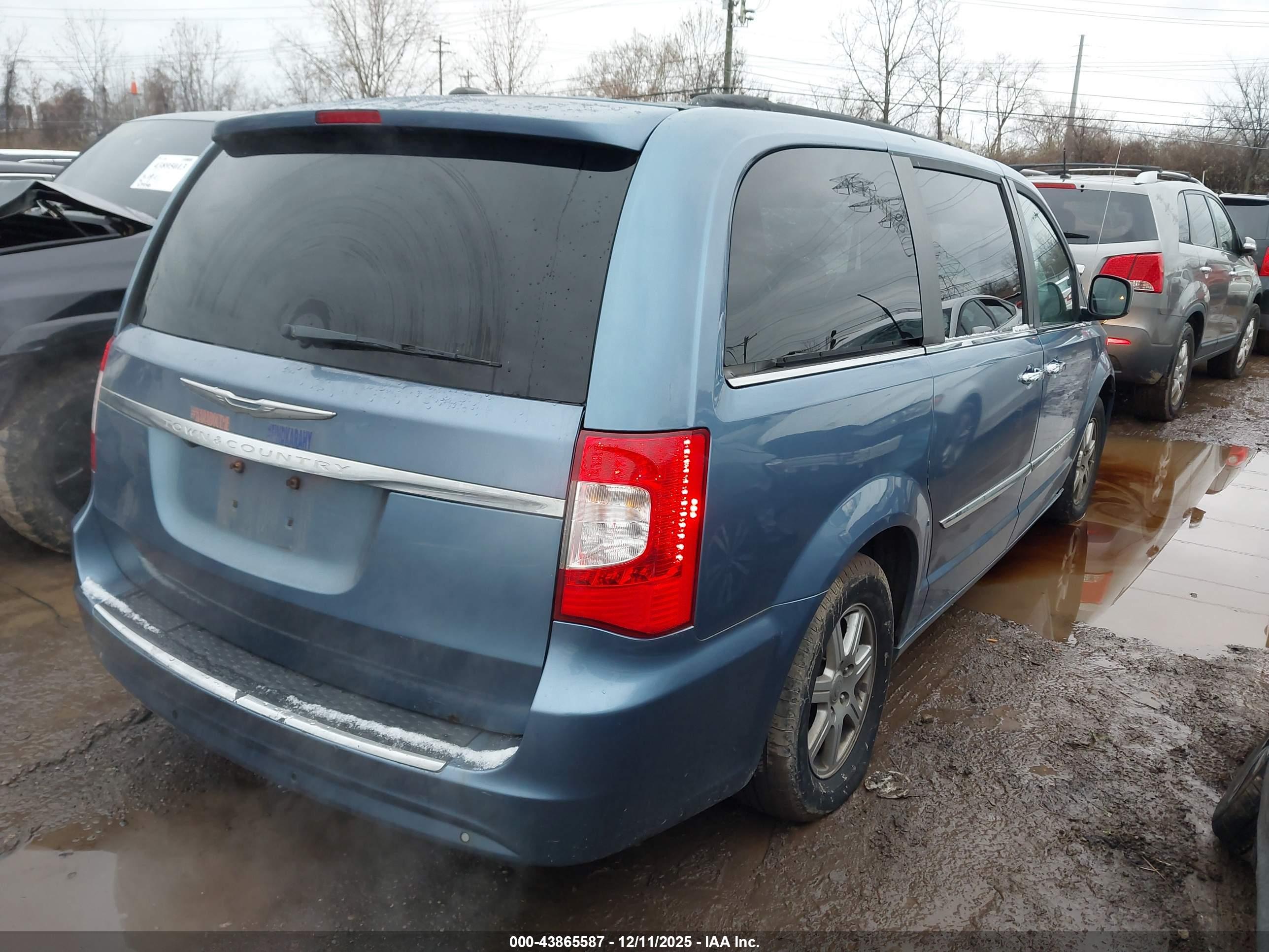 CHRYSLER TOWN image 4