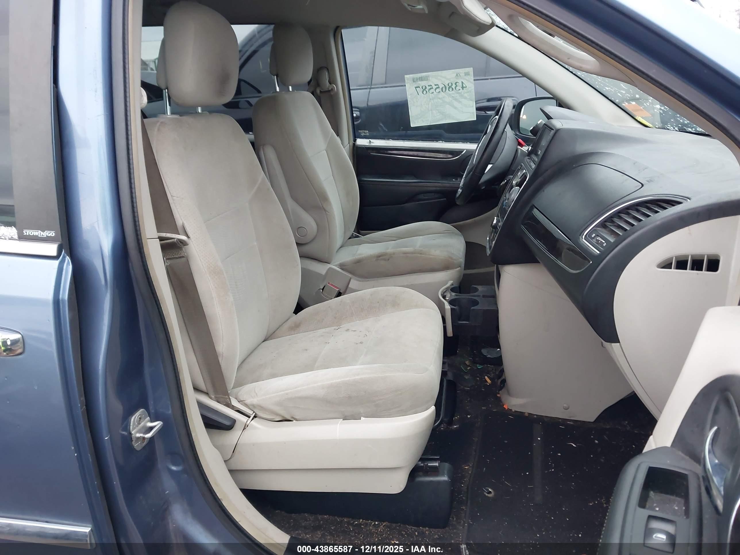 CHRYSLER TOWN image 5