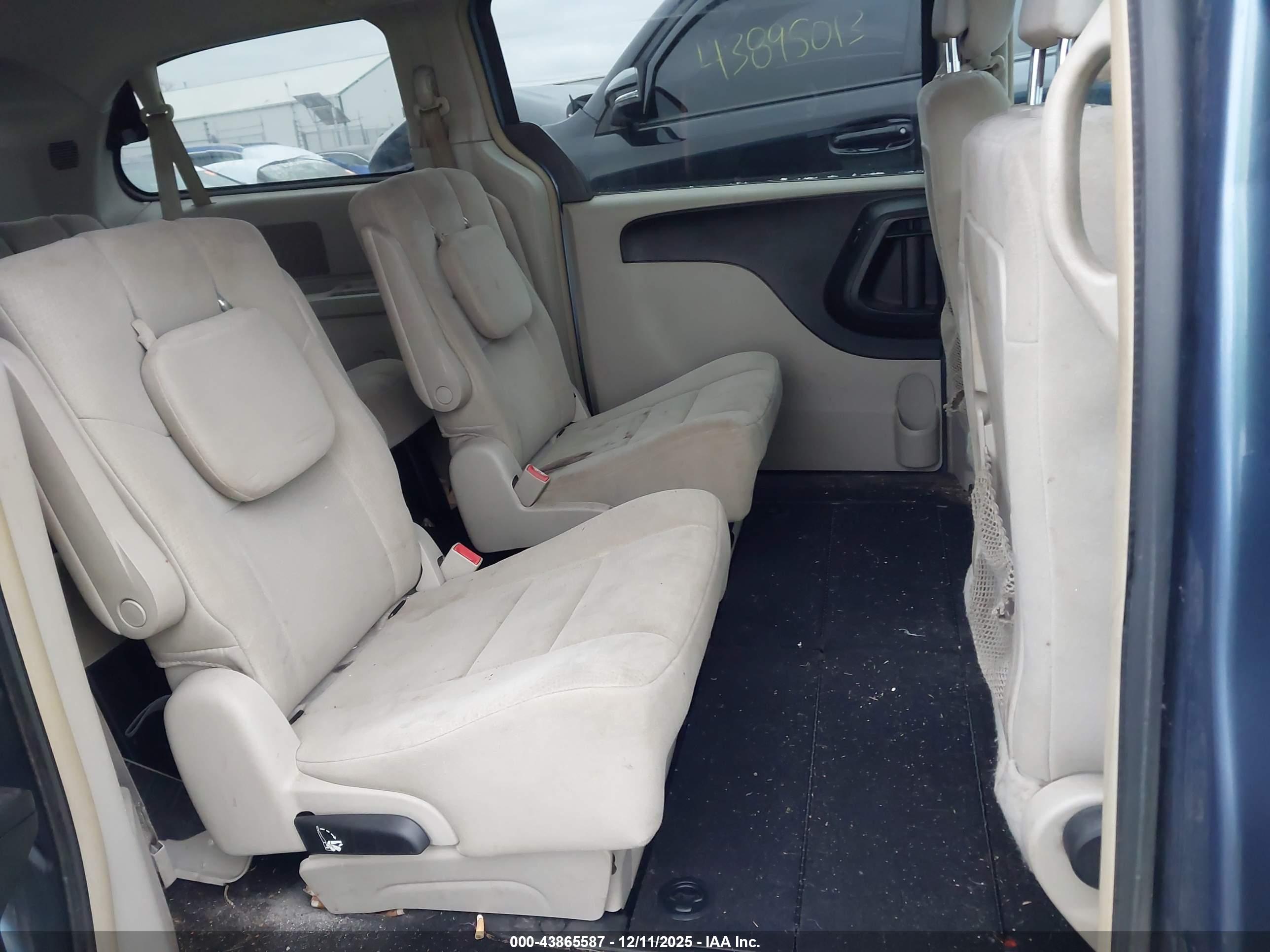 CHRYSLER TOWN image 8