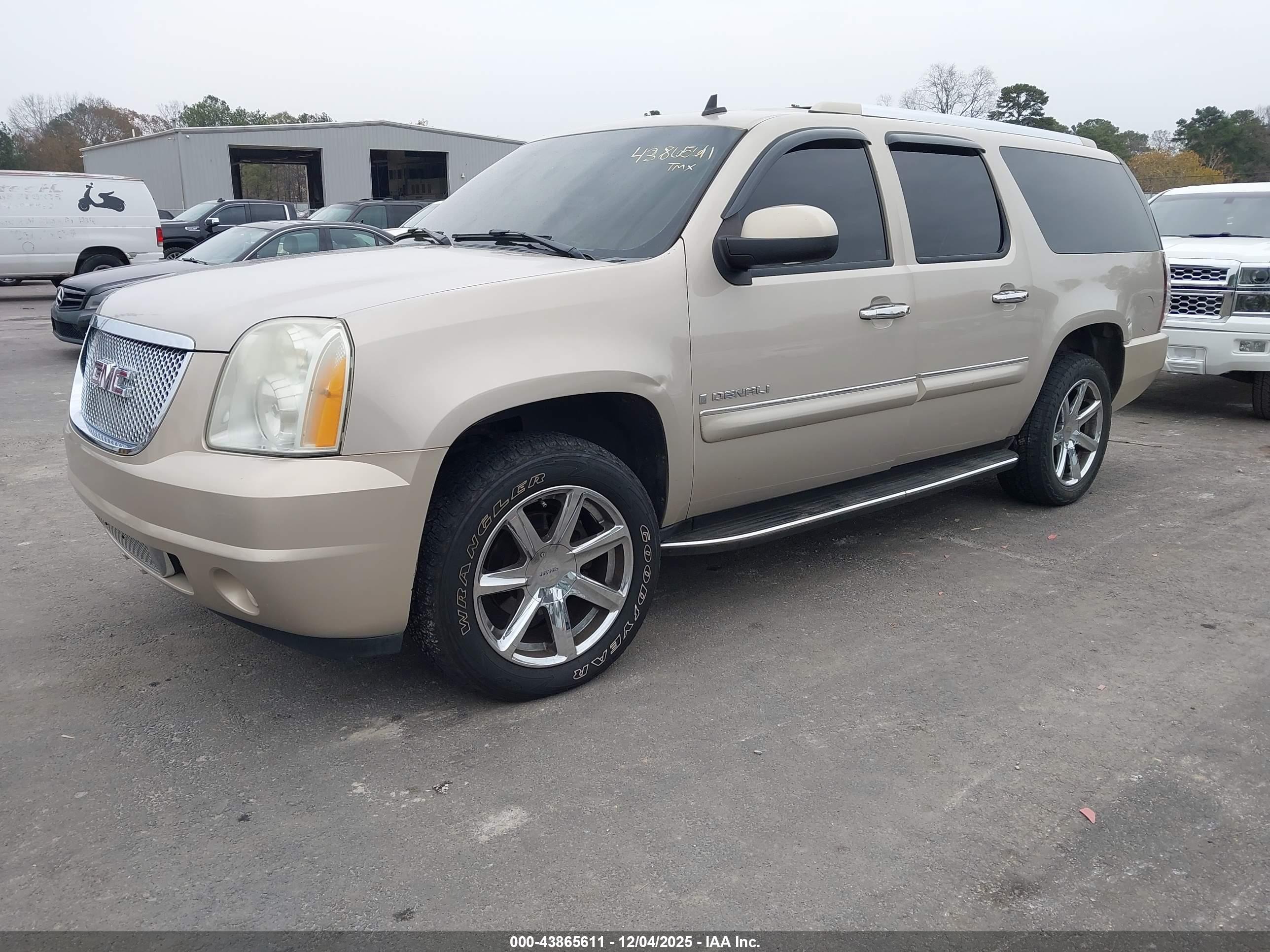 GMC YUKON image 2