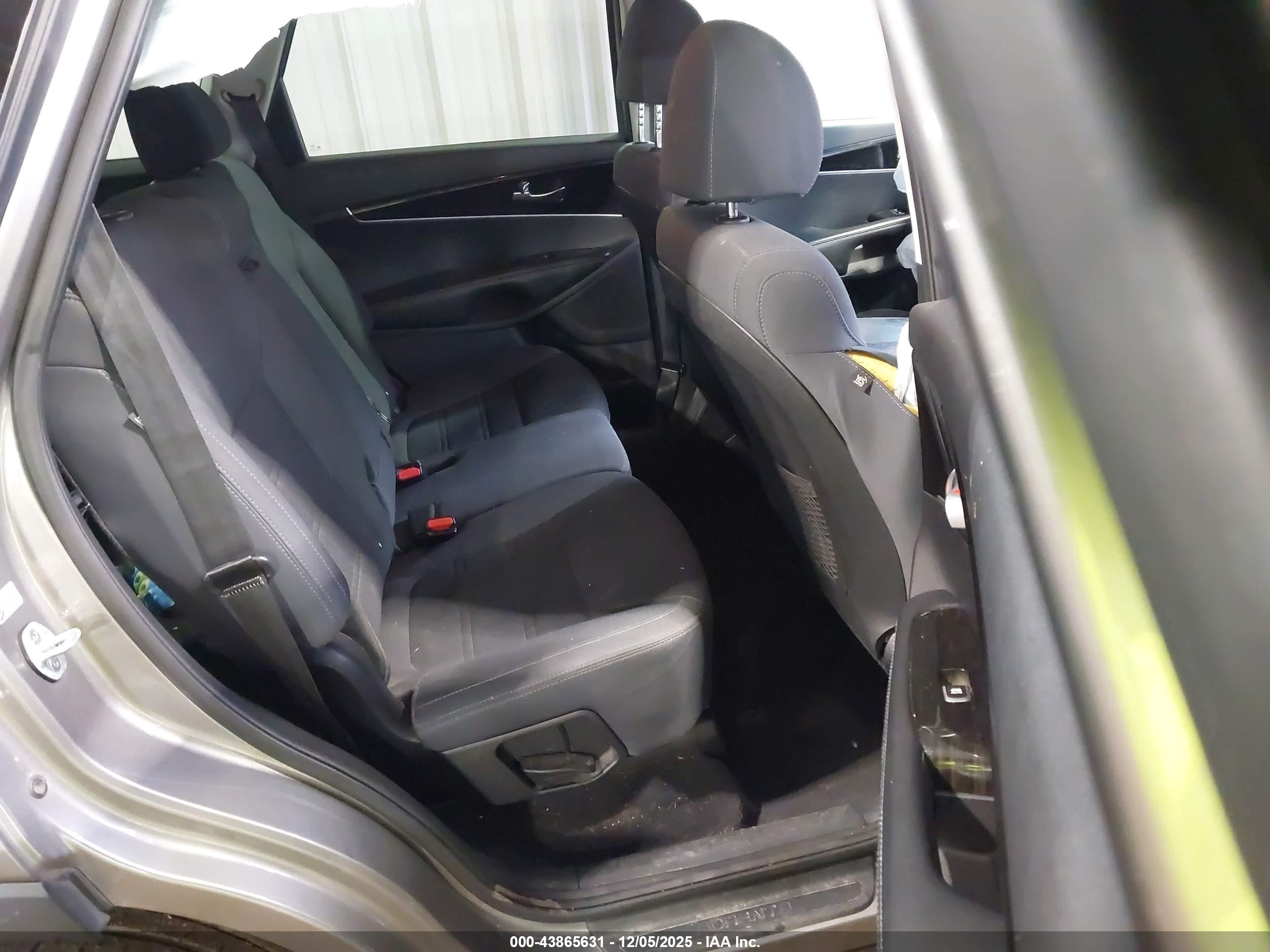 KIA SORENTO image 8