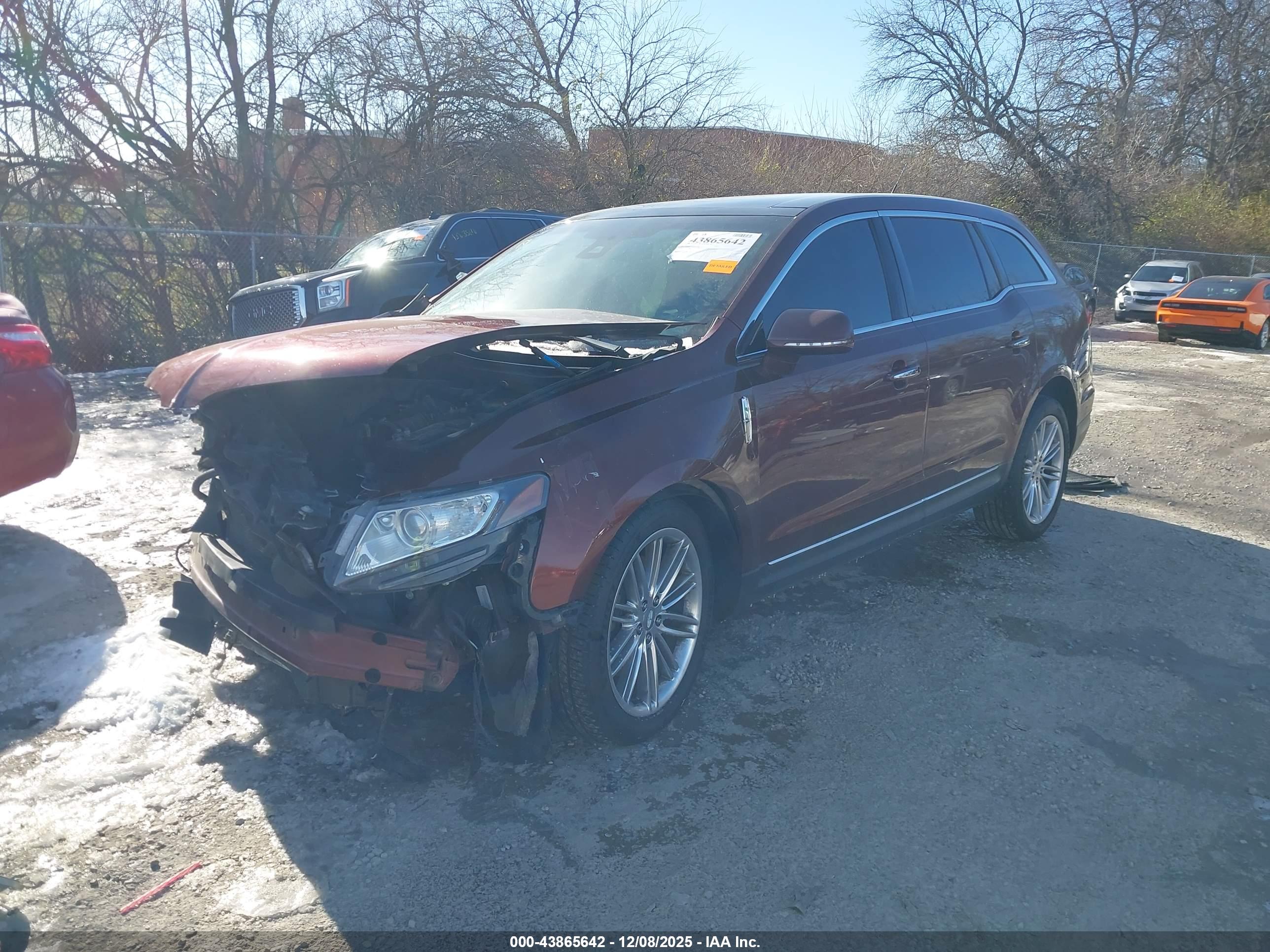 LINCOLN MKT image 2