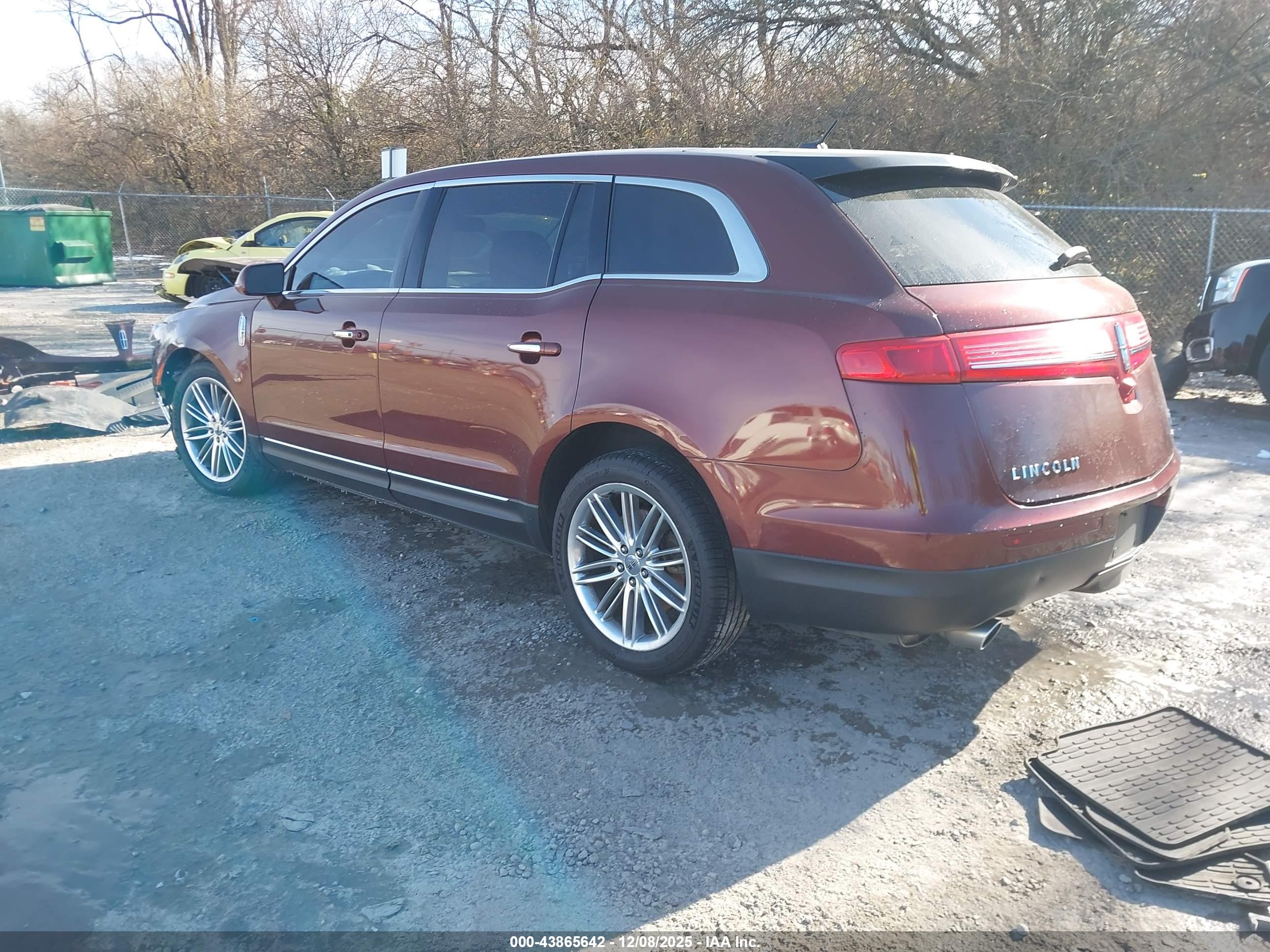LINCOLN MKT image 3