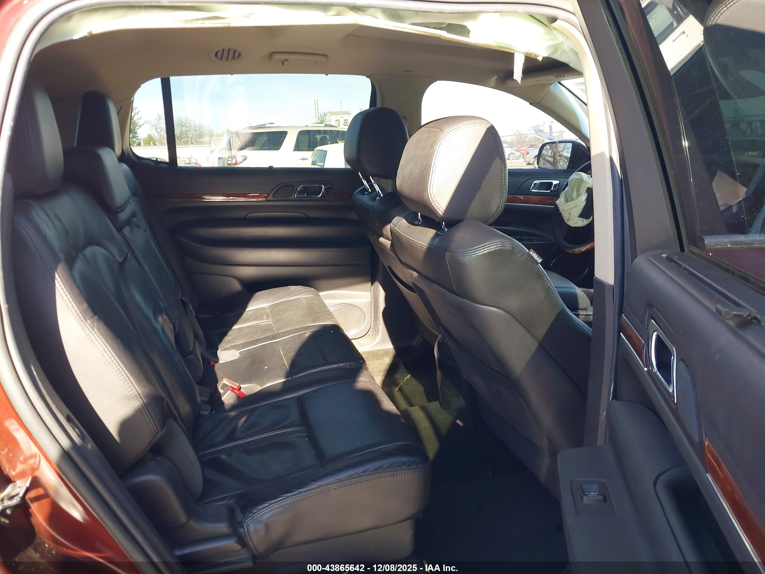 LINCOLN MKT image 8
