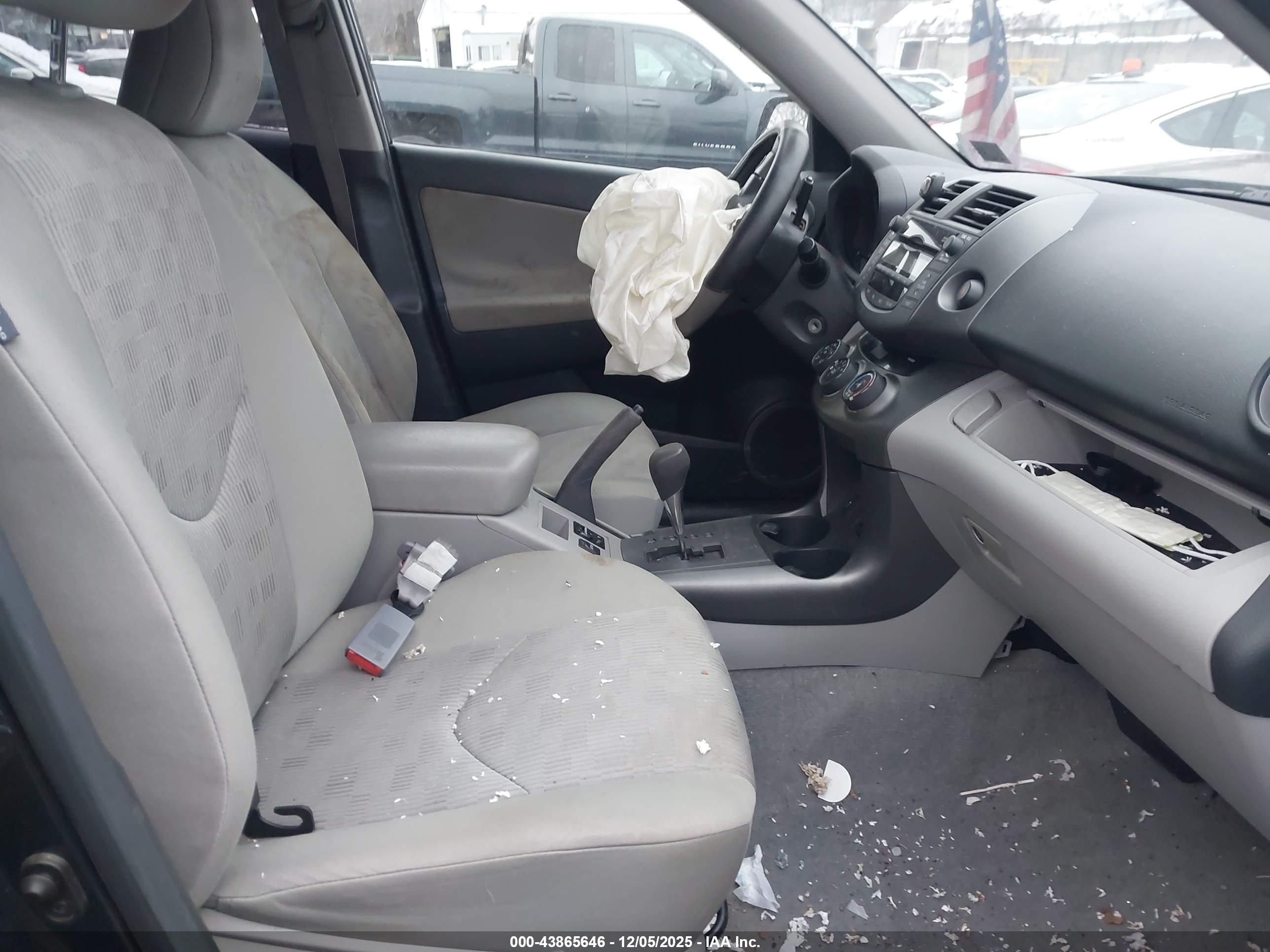 TOYOTA RAV4 image 5