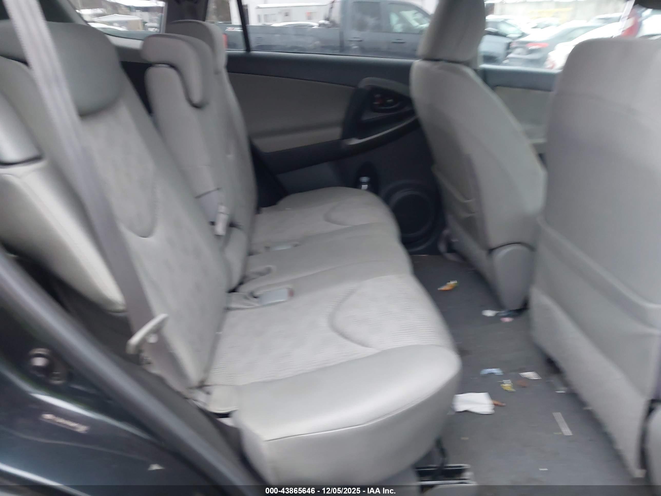 TOYOTA RAV4 image 8