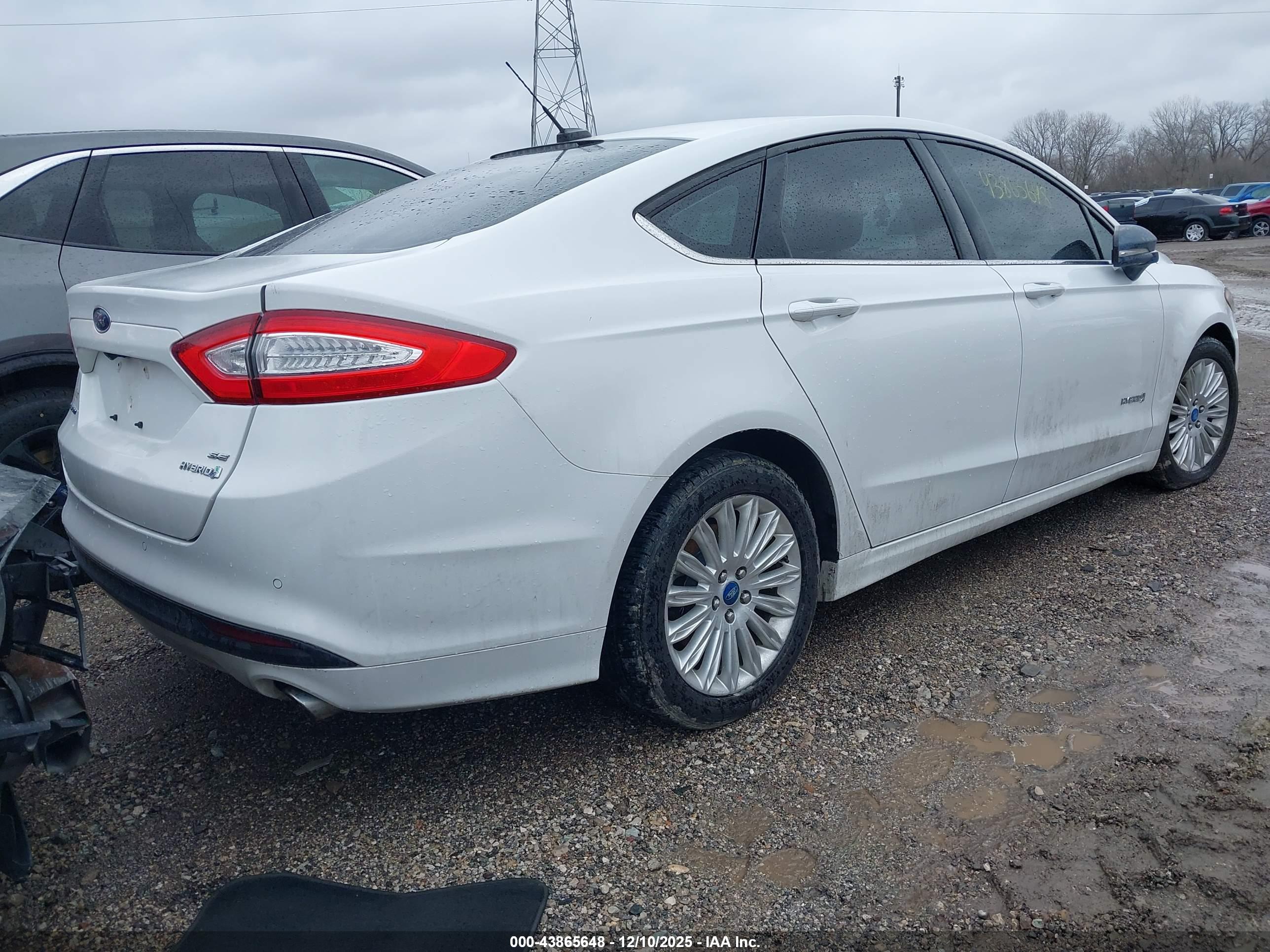 FORD FUSION image 4