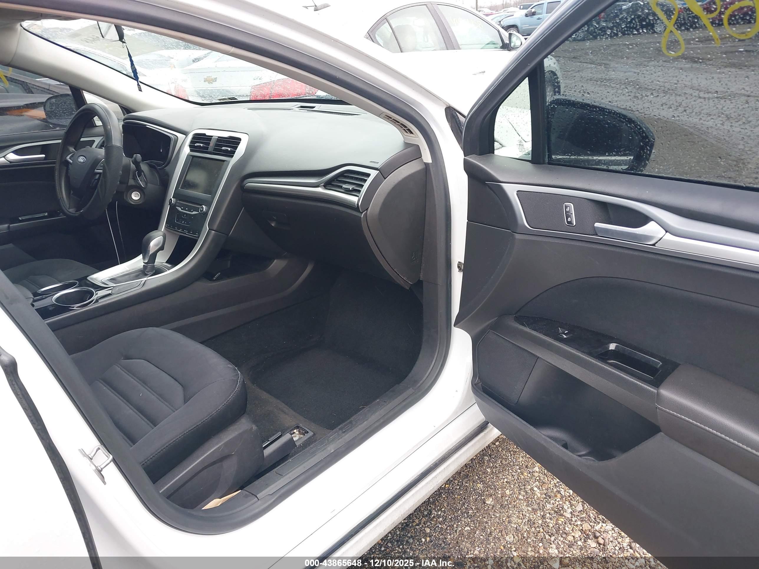 FORD FUSION image 5