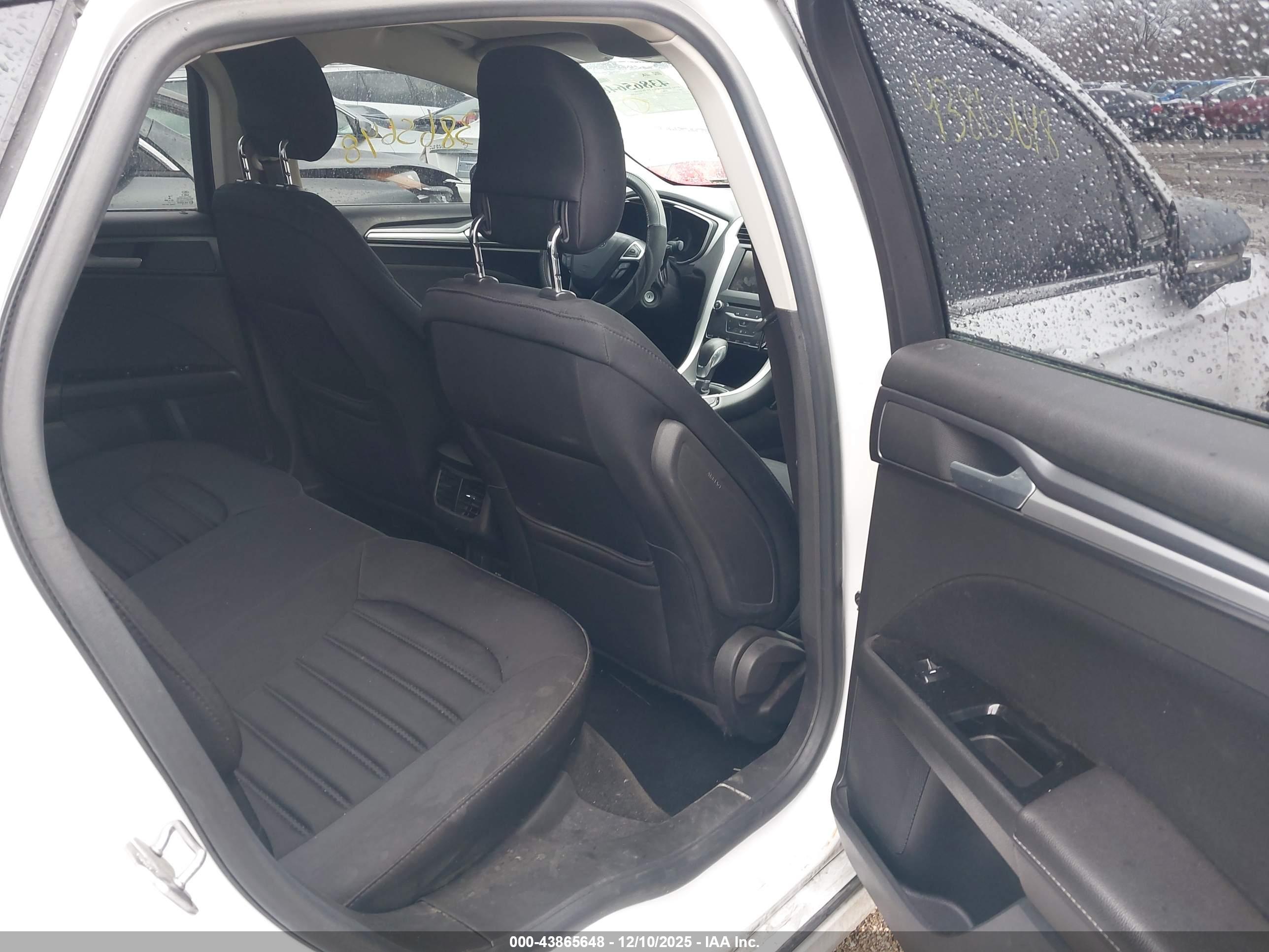 FORD FUSION image 8