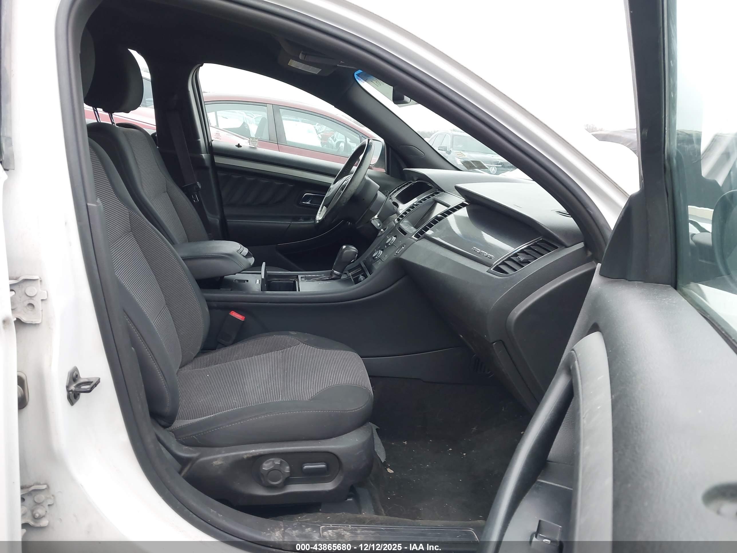 FORD TAURUS image 5