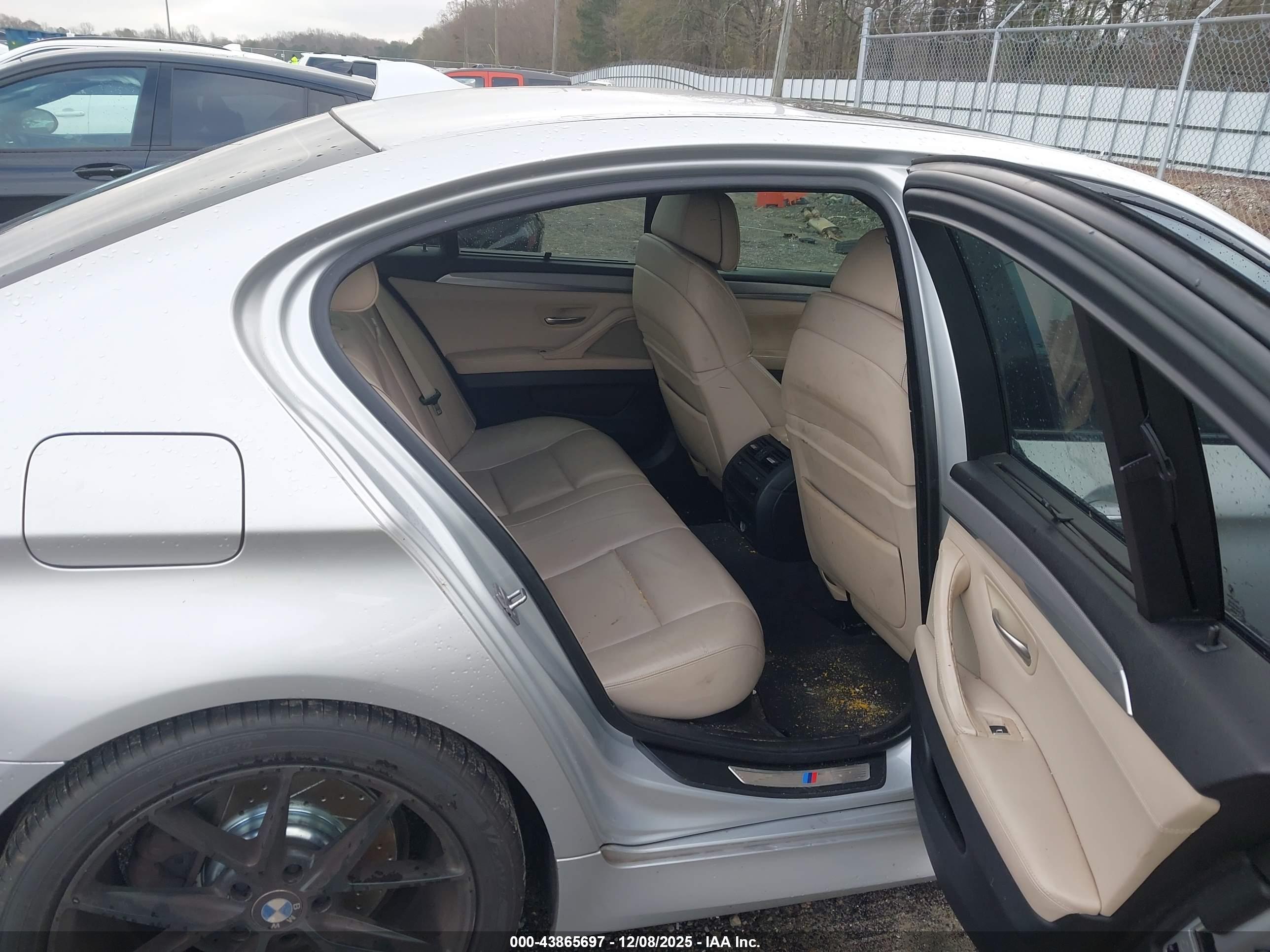 BMW 550I image 8