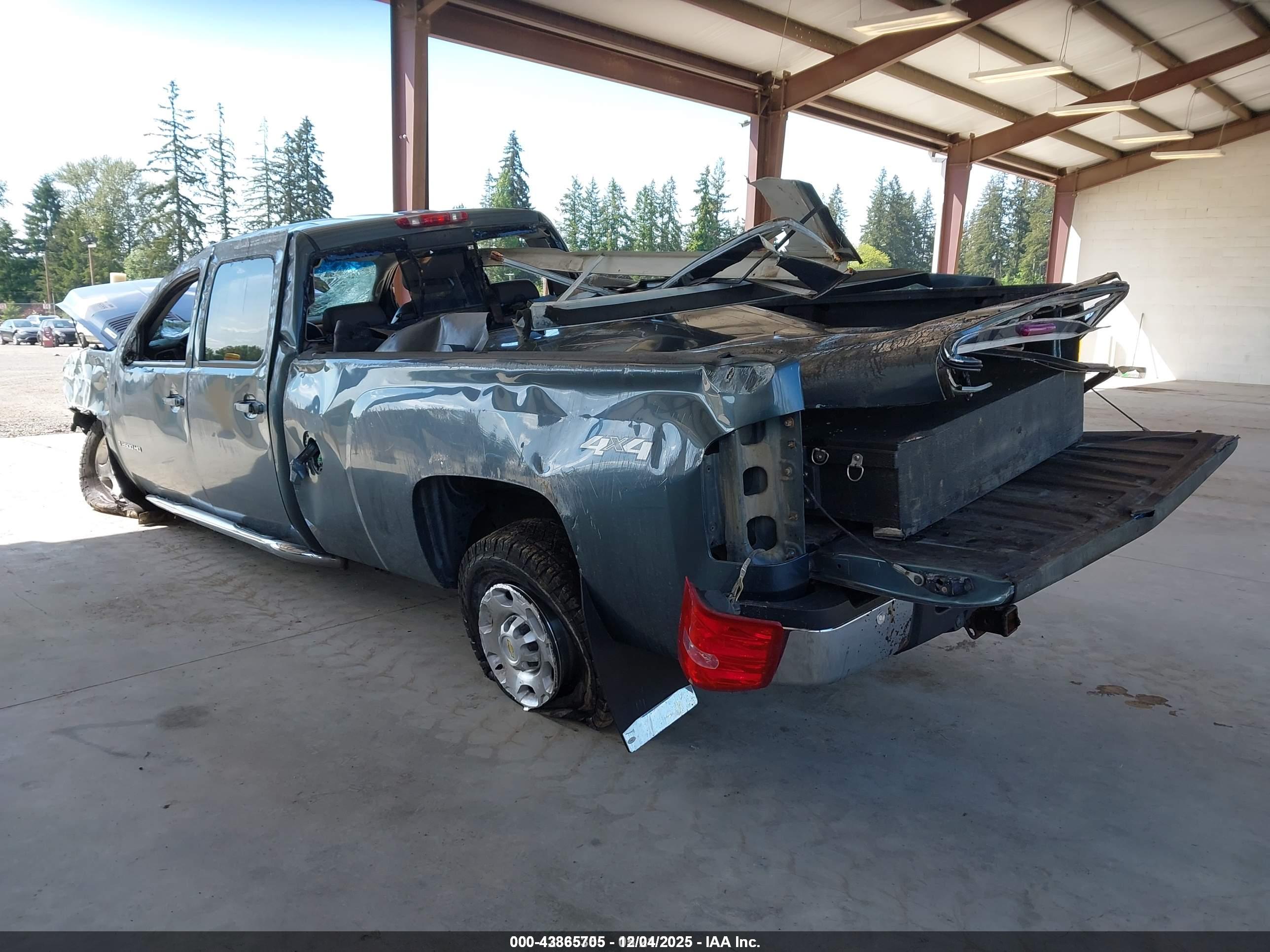 CHEVROLET SILVERADO image 3
