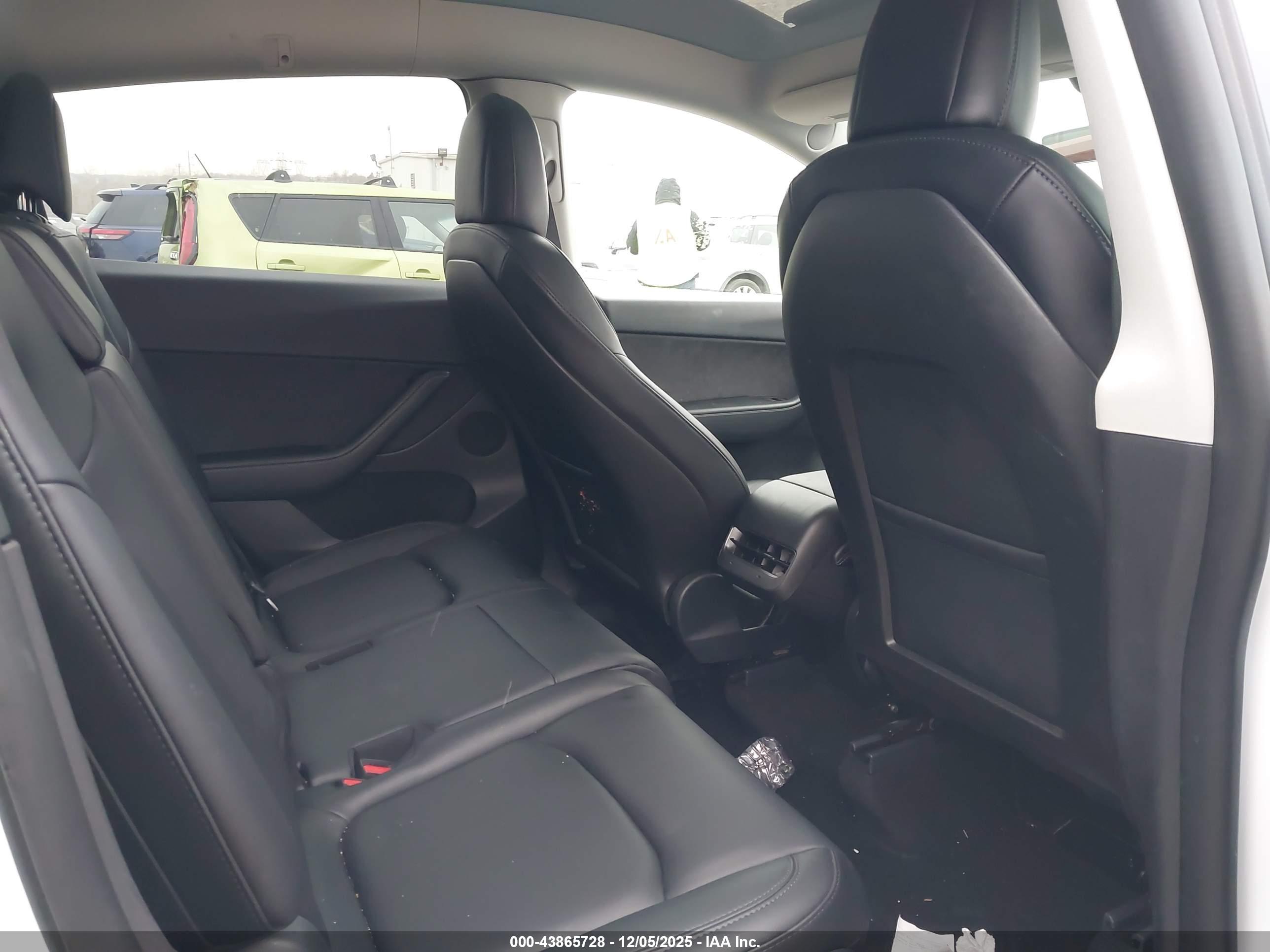TESLA MODEL image 8
