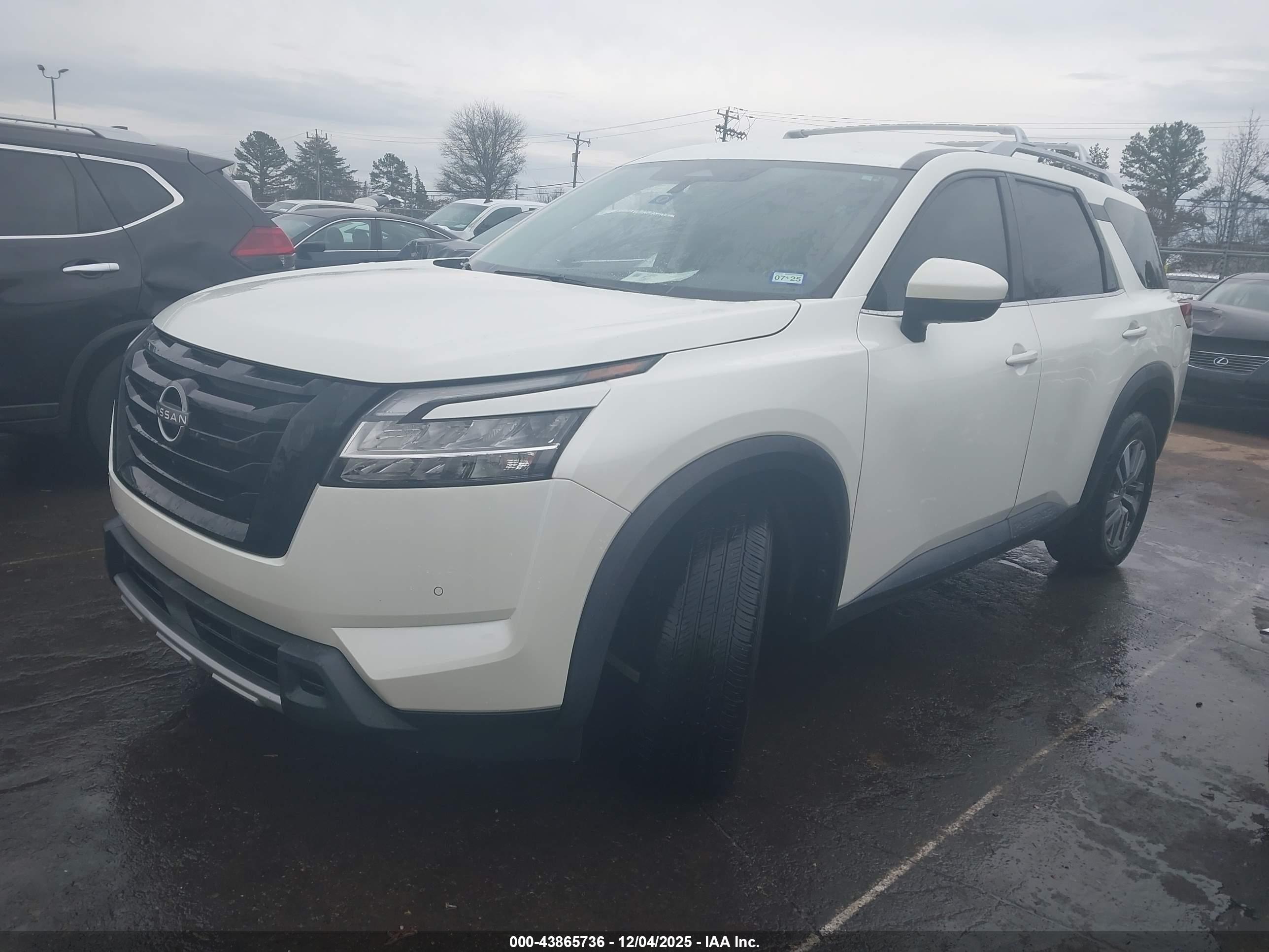 NISSAN PATHFINDER image 2