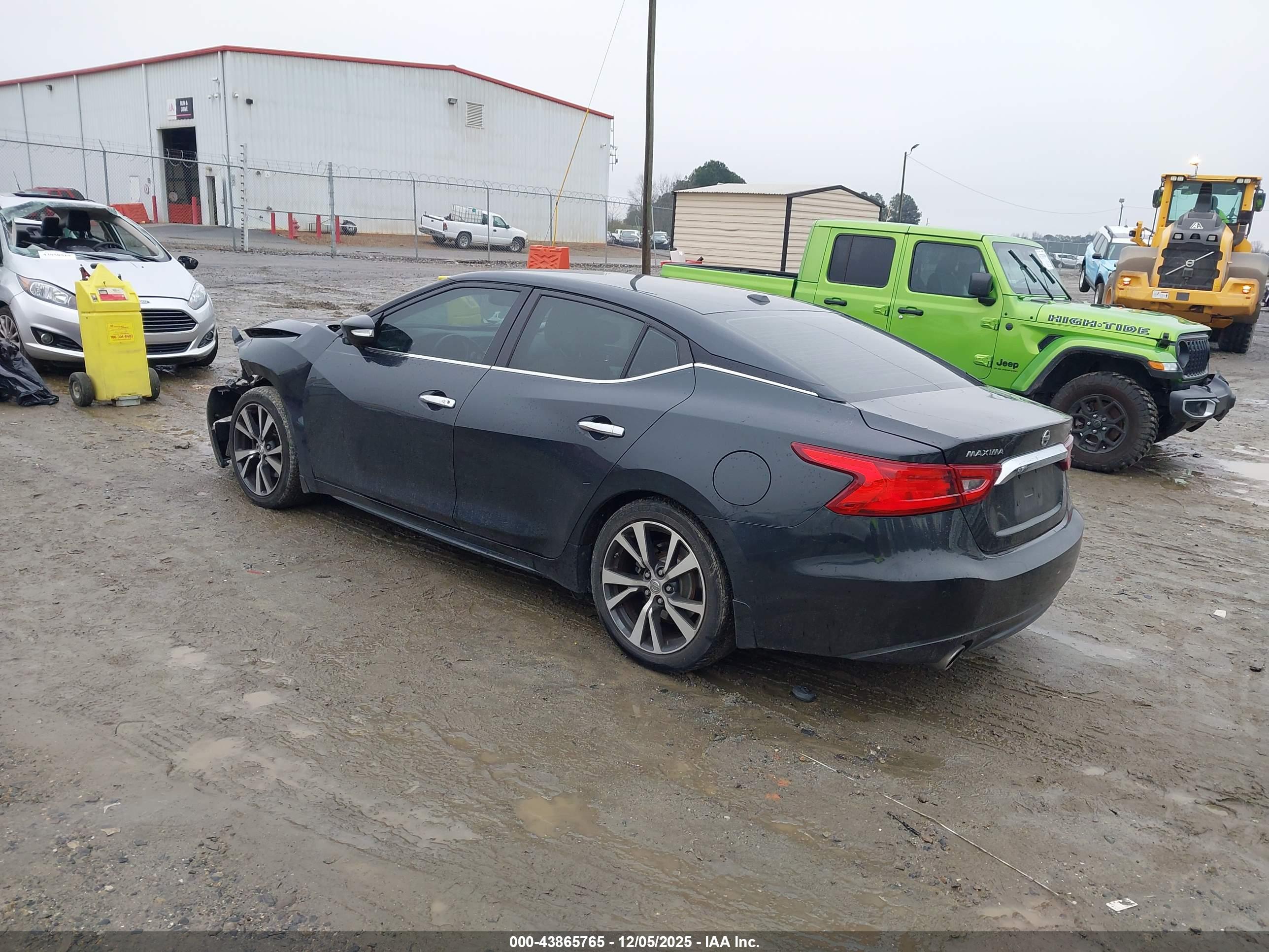 NISSAN MAXIMA image 3