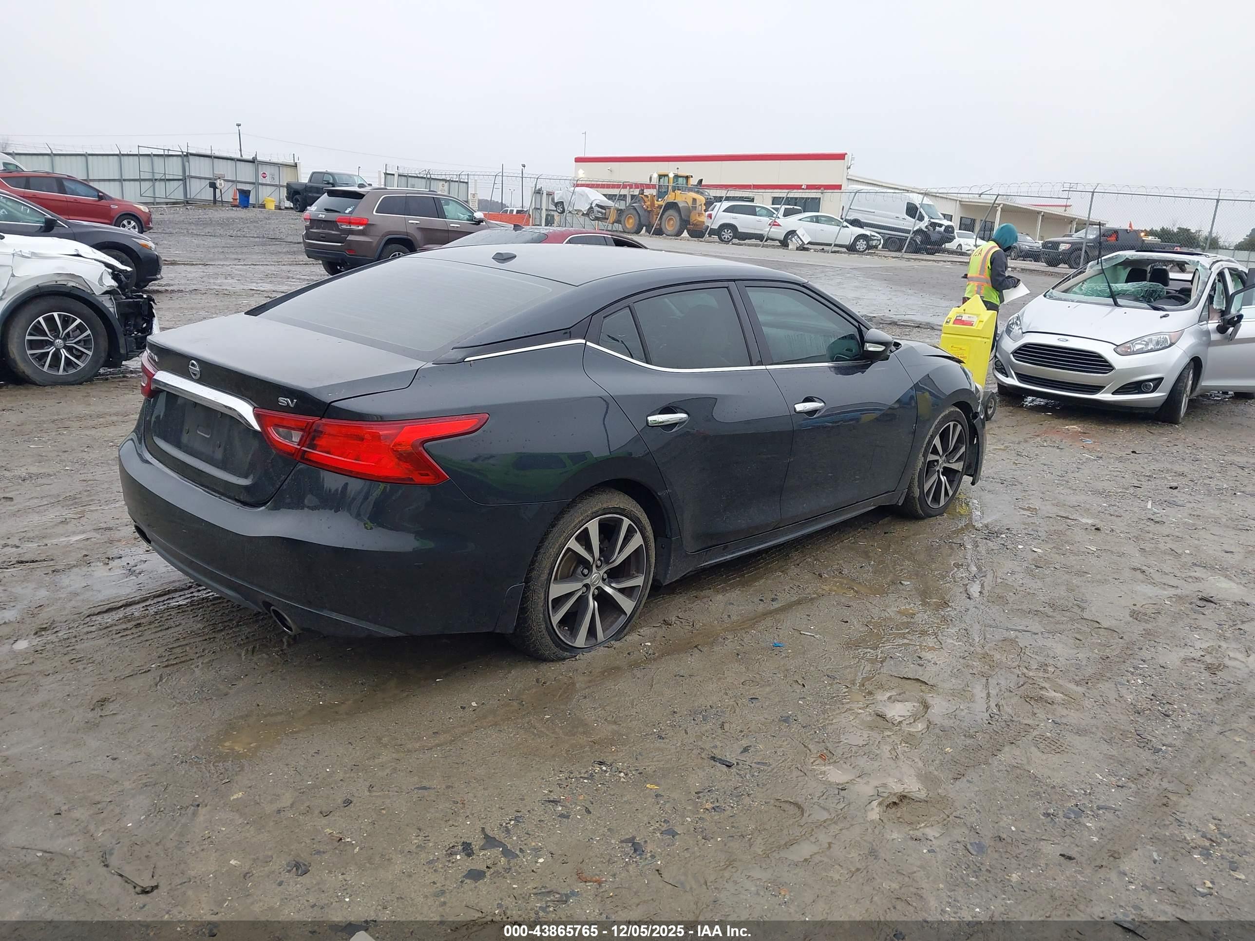 NISSAN MAXIMA image 4